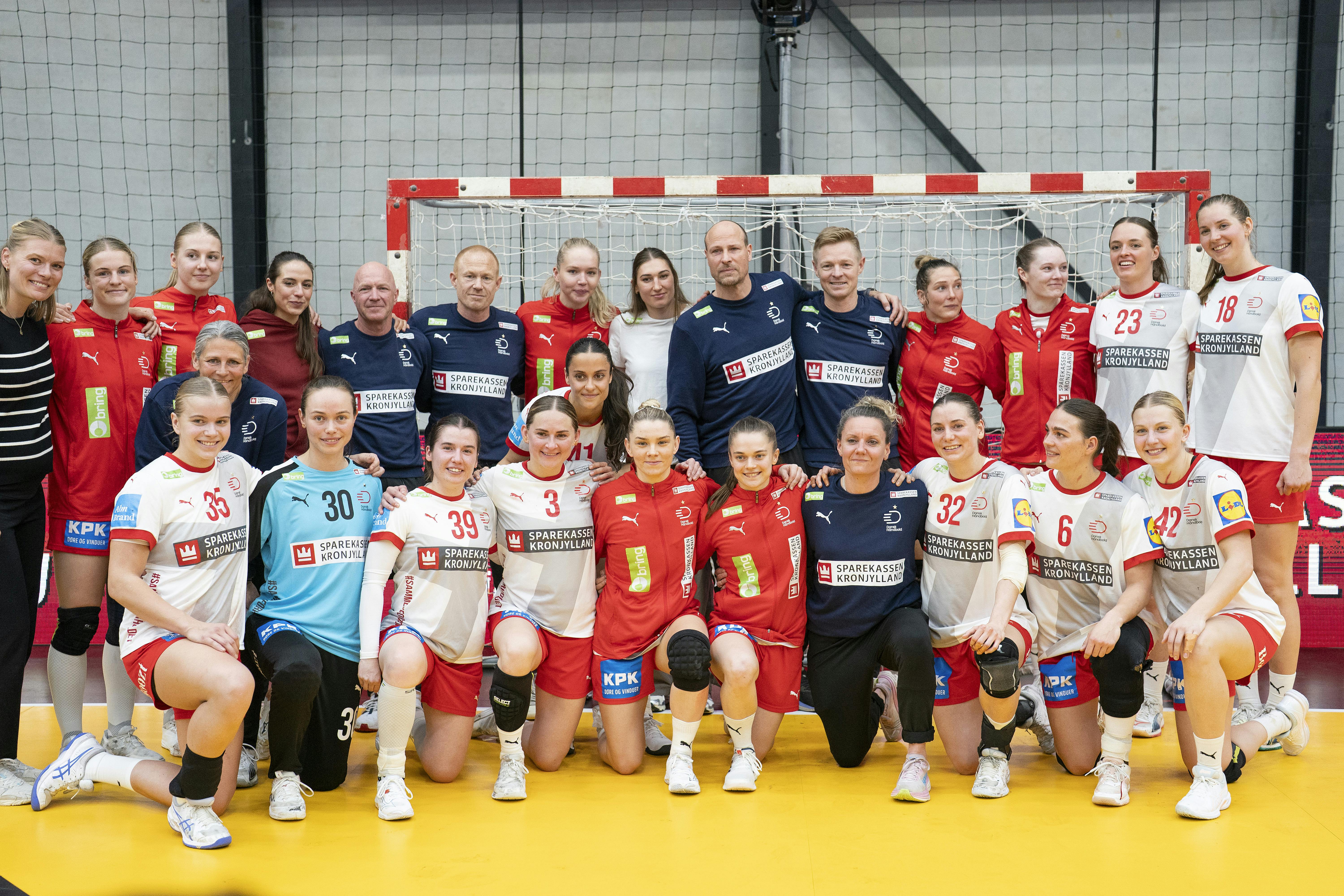 Denmarks team and staff - together with Lars Jørgensen and Jesper Jensen after the women's handball international match between Denmark and Germany at Sydbank Arena in Aabenraa on Saturday, April 12, 2025. The match ended 26-29. (Photo: Frank Cilius/Scanpix 2025)