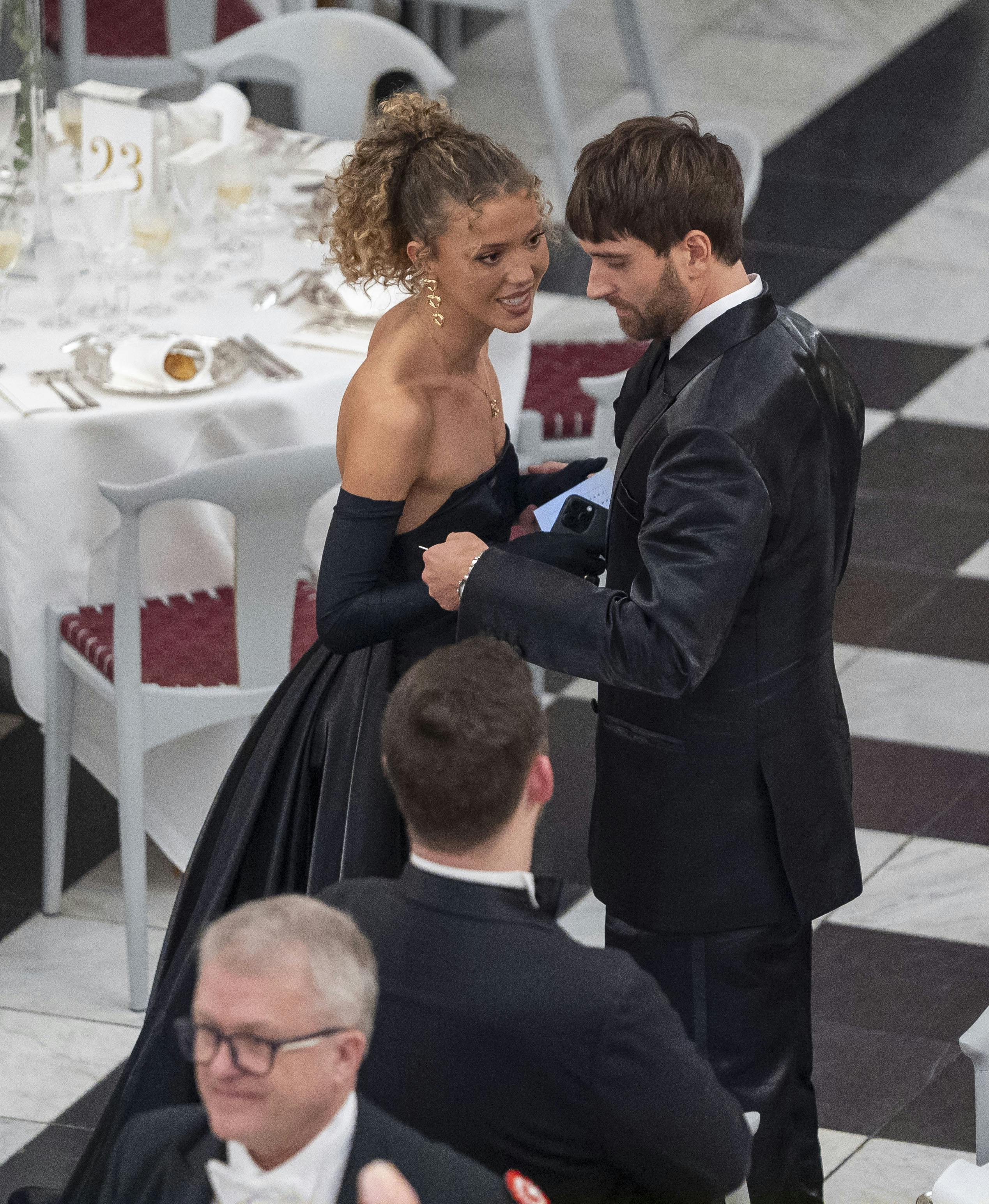 Parret så ud til at hygge sig til kunstnerballet på Christiansborg Slot.