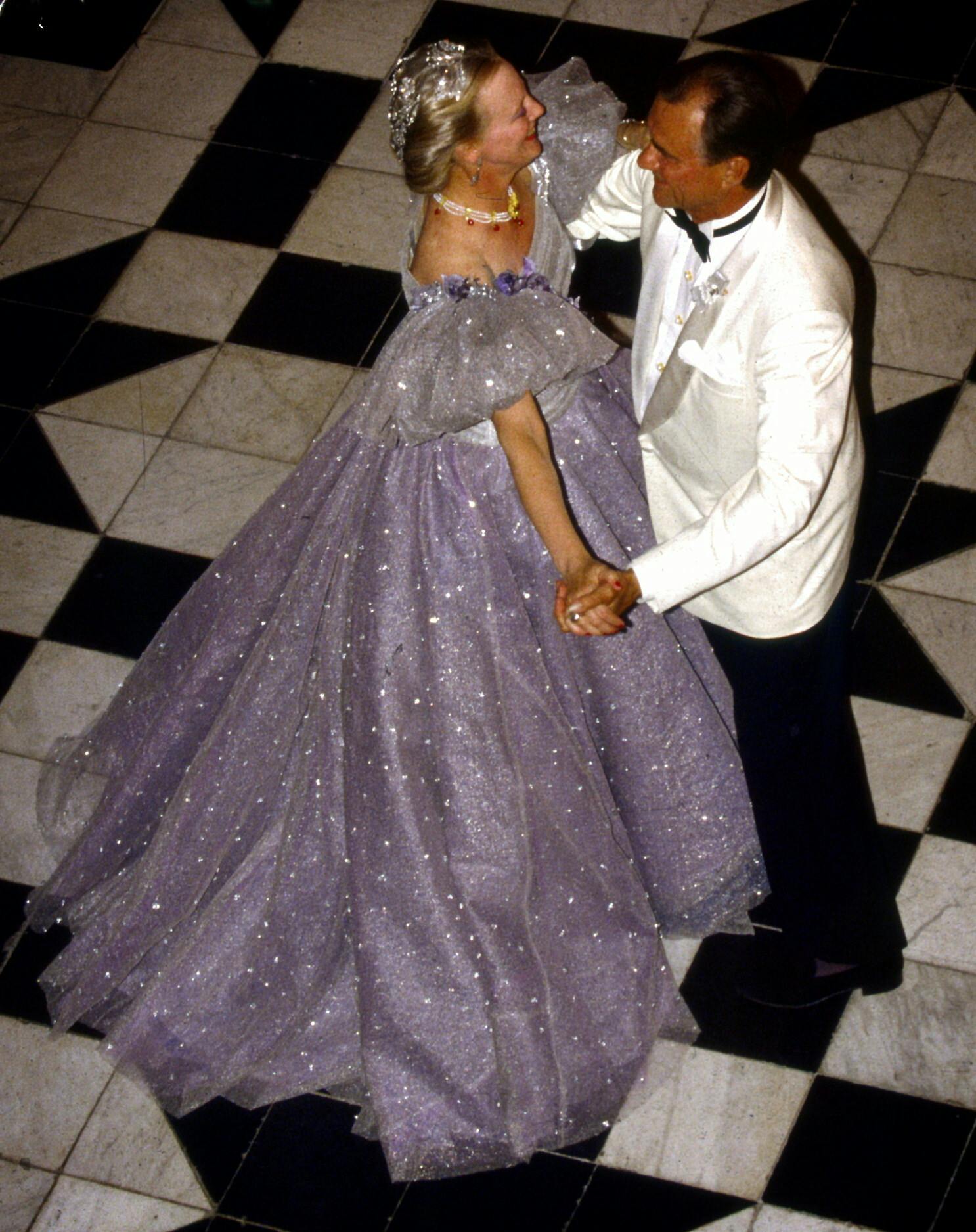 Arkivfoto. Regentparrets guldbryllup holdes under private formerFredag har dronning Margrethe og prins Henrik været gift i 49 år. Men der bliver ingen stor fest næste år. Arkivfoto: Dronning Margrethe fylder 70 år fredag den 16. april - -1992.-Dronning Margrethe og prins Henrik danser brudevals til deres sølvbryllup på Fredensborg Slot.. (Foto: JØRGEN JESSEN/Scanpix 2016)