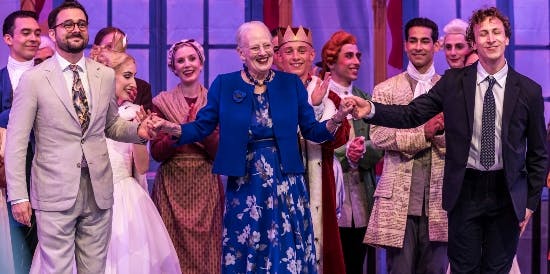 Dronning Margrethe på scenen efter premieren på "Klods Hans".