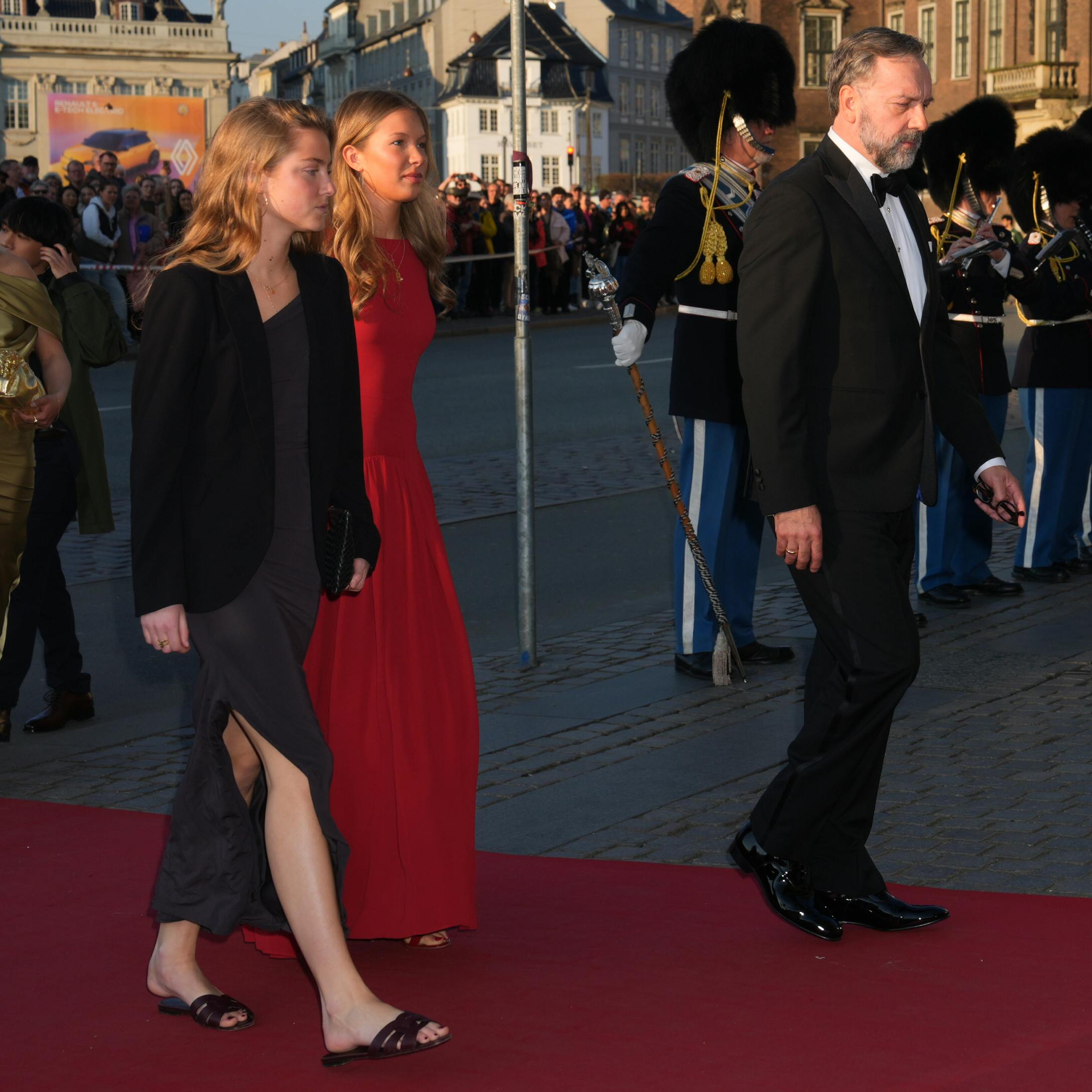 Familien Handwerk ankommer til Det Kongelige Teater.