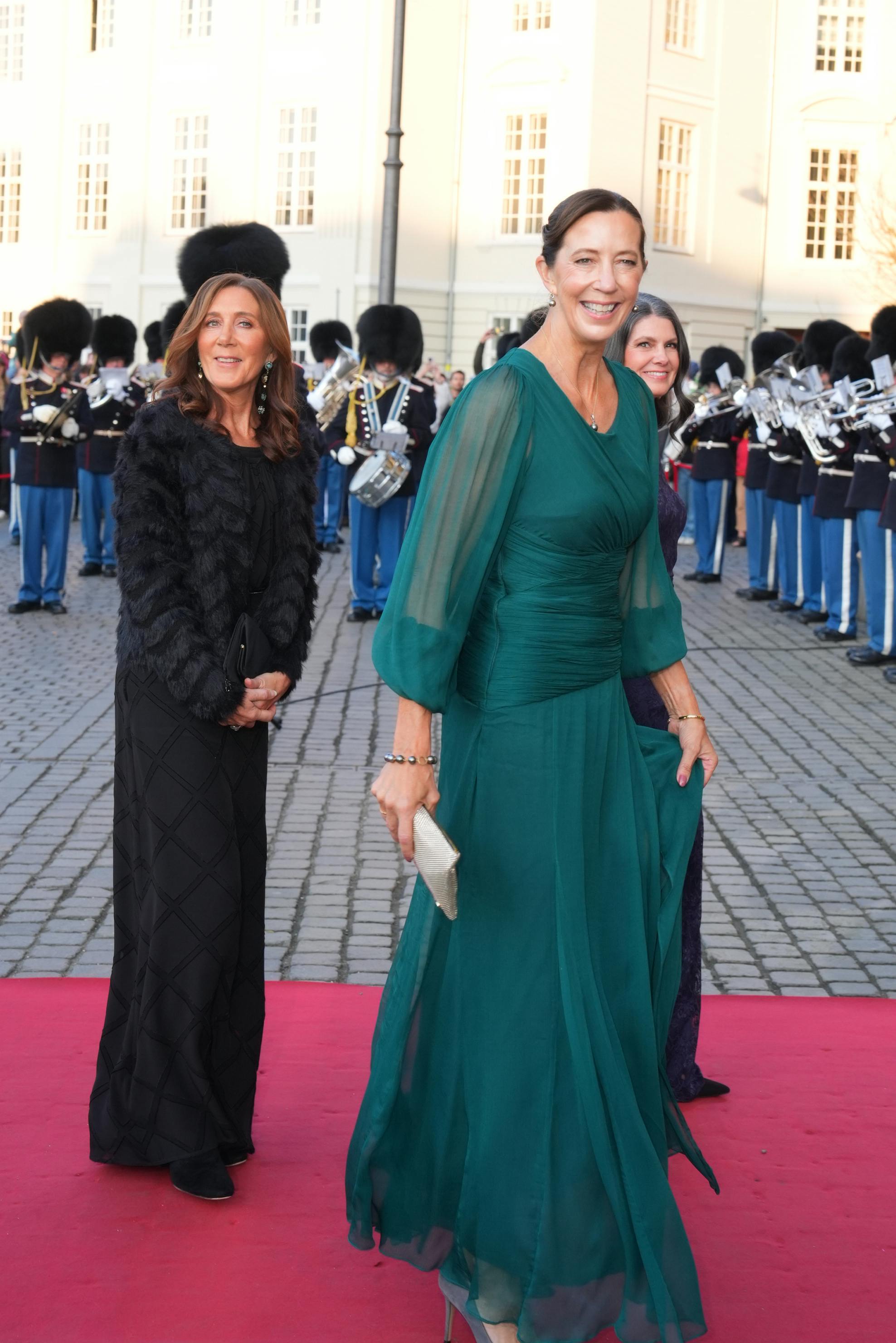 Dronning Marys søstre ankommer til Det Kongelige Teater.