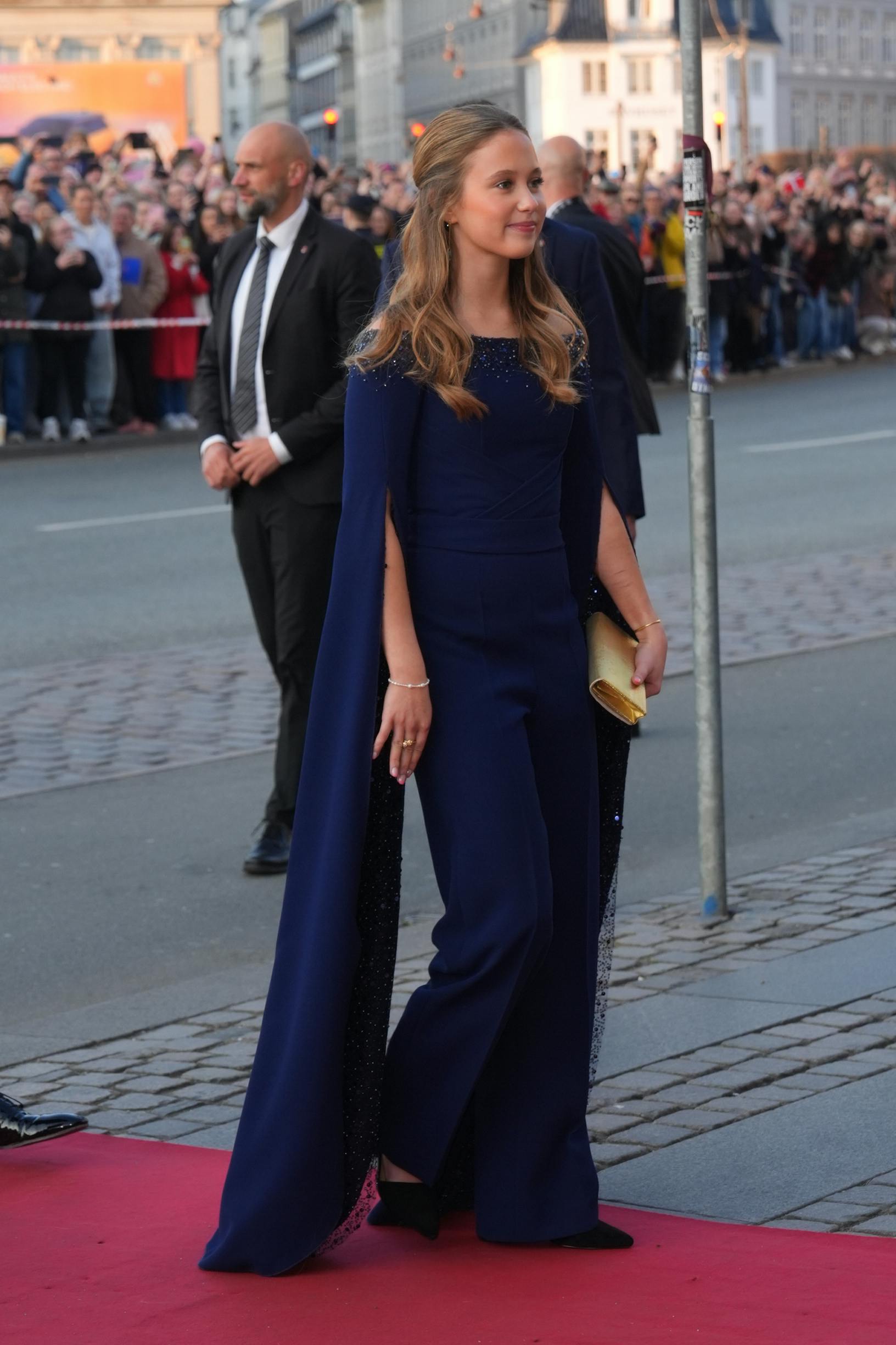 Prinsesse Josephine ankommer til Det Kongelige Teater.