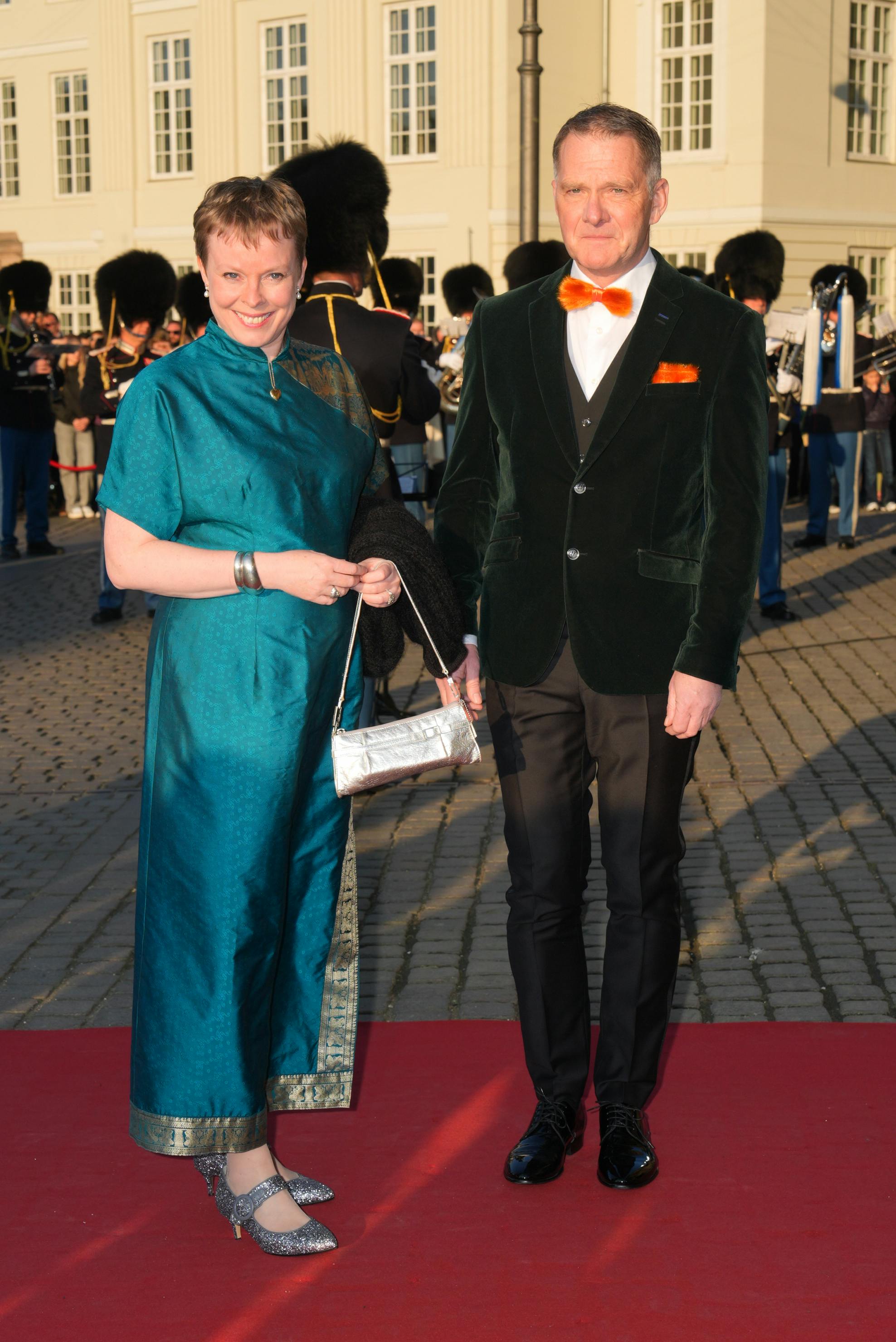 Joy Mogensen og Jens Müller foran Det Kongelige Teater inden den store fejring.