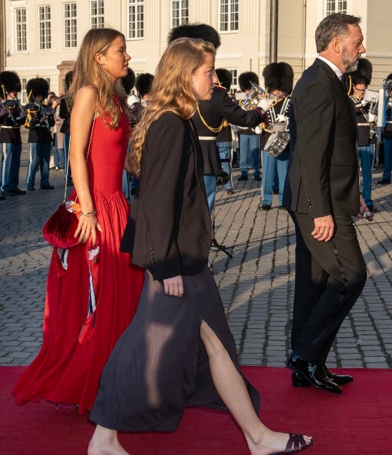 Palma Handwerk ankommer sammen med sin far Jeppe Handwerk.