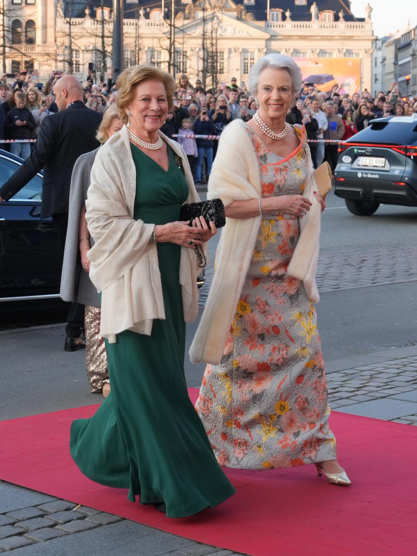 Dronning Anne-Marie og prinsesse Benedikte ankommer til Det Kongelige Teater.