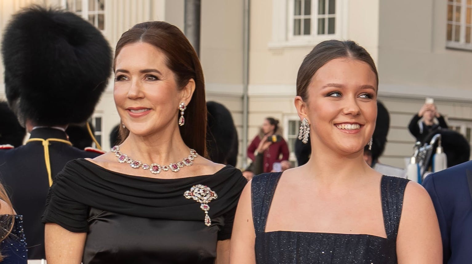 Dronning Mary og prinsesse Isabella.