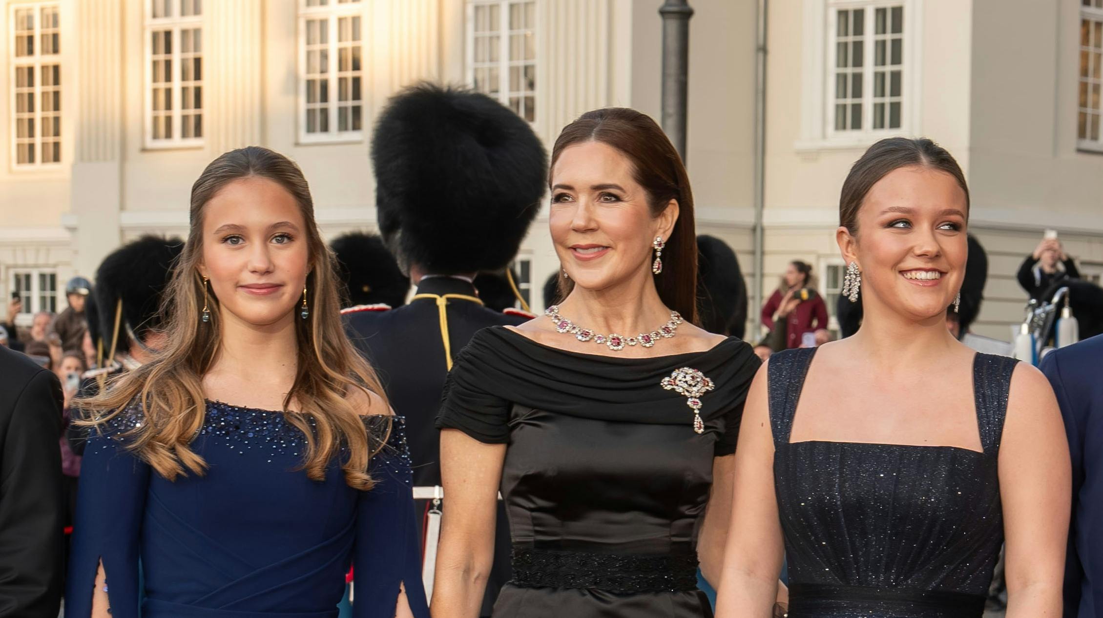 Prinsesse Josephine, dronning Mary og prinsesse Isabella.