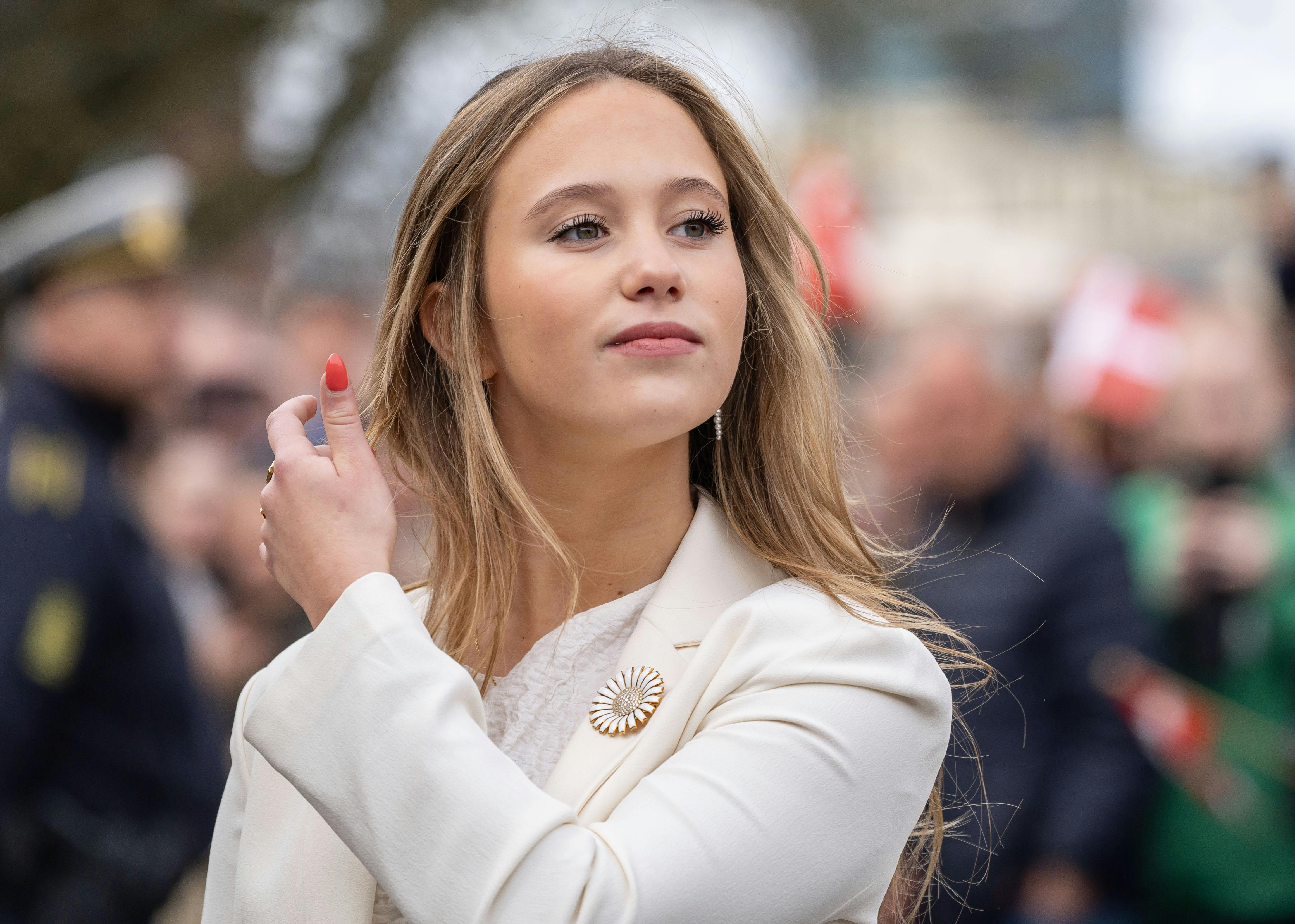 Prinsesse Josephine med margueritbroche på til fejringen af prinsesse Isabella i Aarhus.