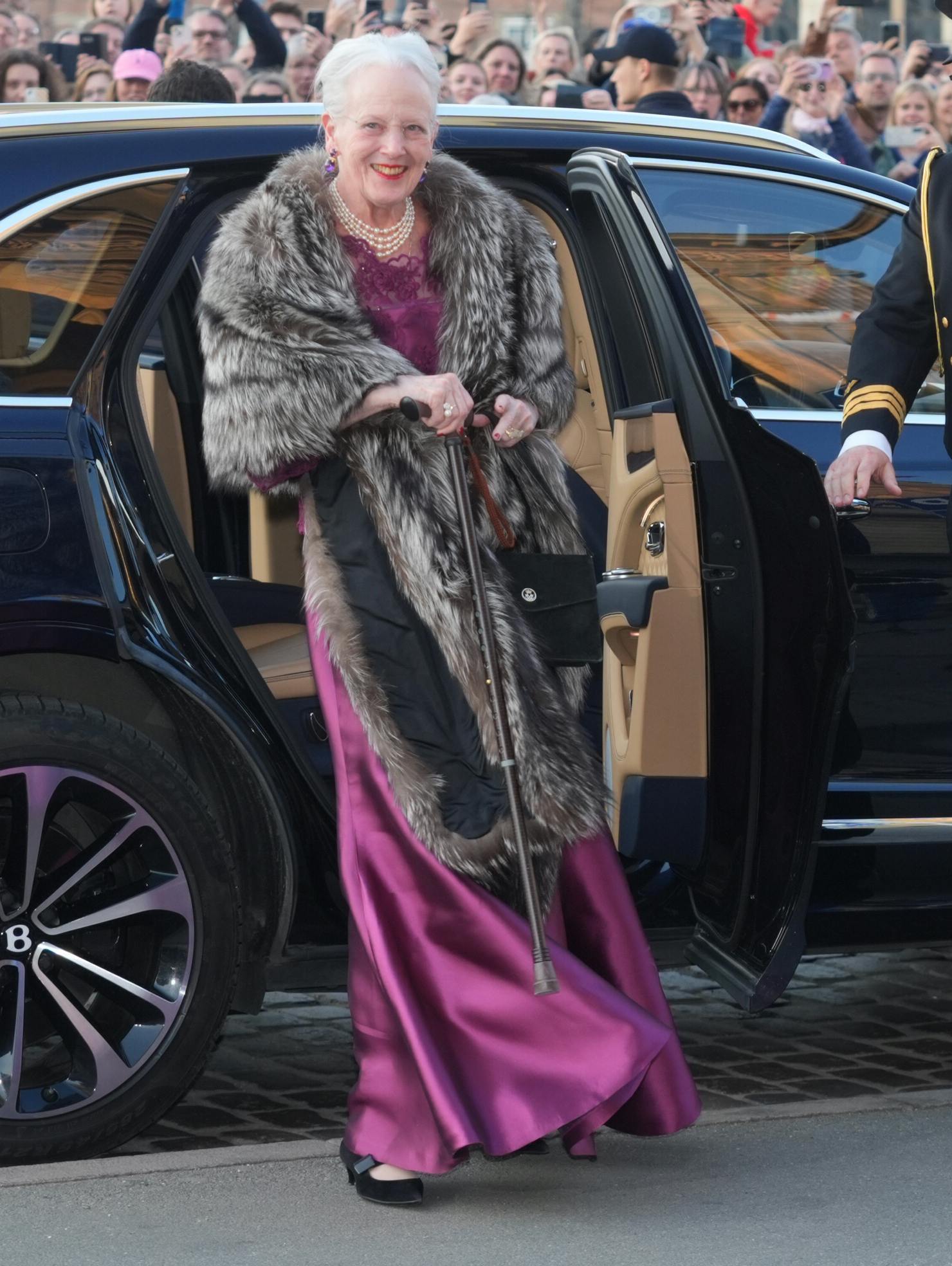 Dronning Margrethe ankommer til Det Kongelige Teater.