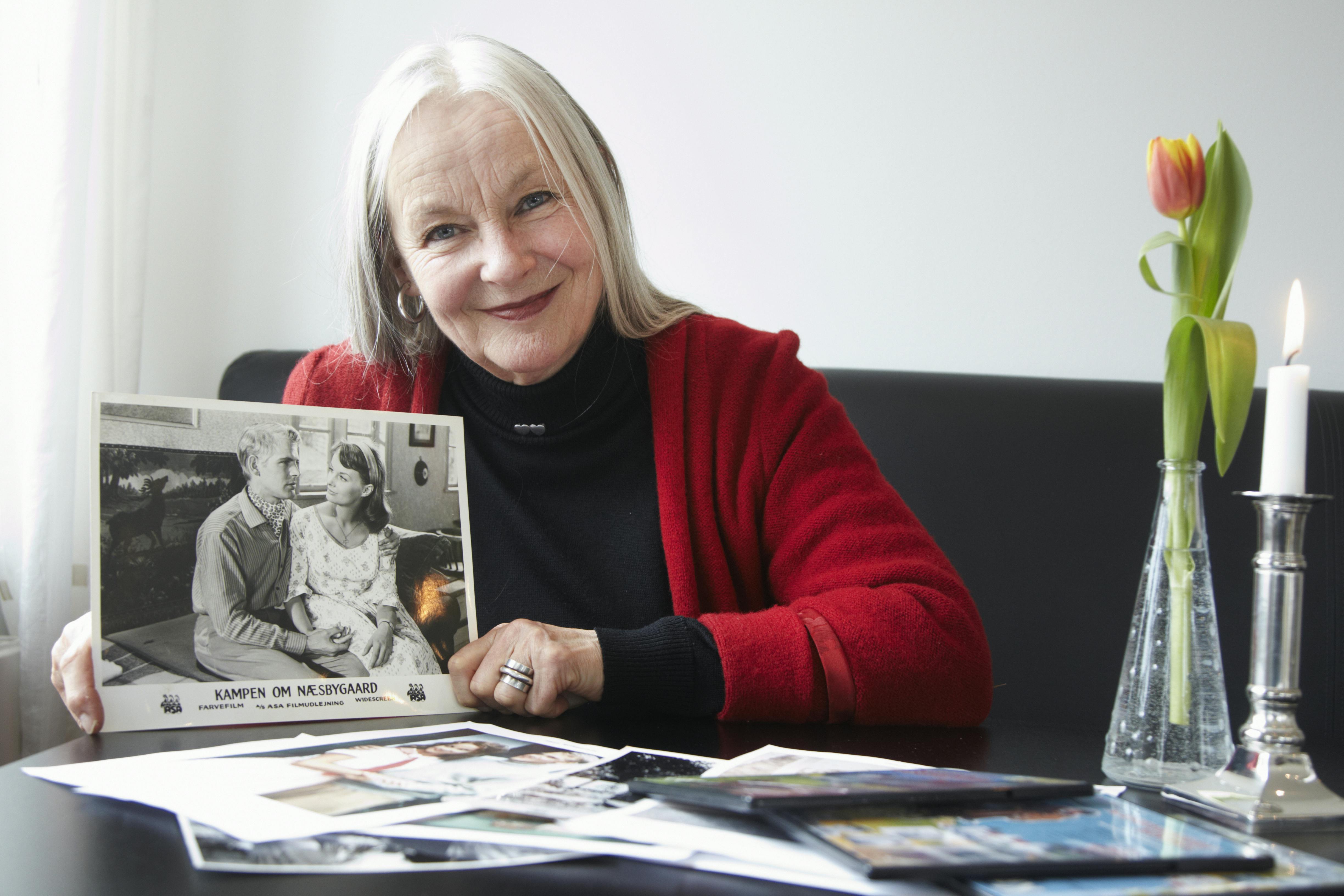 Skuespiller Jane Thomsen spillede som ung med i de tre danske film om "Næsbygaard" efter Morten Korchs romaner. Med billede af sig selv i rollen som pastor Pripps datter Rosa sammen med Ib Mossin i "Kampen om Nærbygaard". - Dato: 24.02.2012 - Foto: Birger Storm