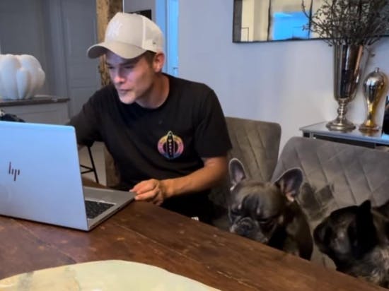 Silas Holst skriver manus med selskab af hundene Dalton og Bjarne.