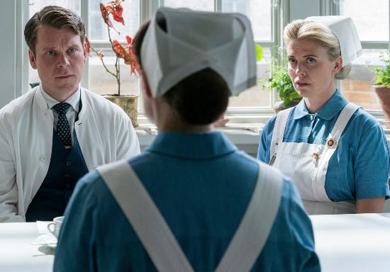 Thue Ersted Rasmussen og Anna Stokholm som Christian Friis og Lis Sommer i "Sygeplejeskolen".