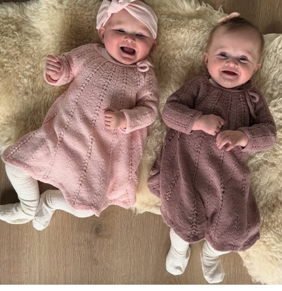 Nora (tv) og Emma i deres nye kjoler.