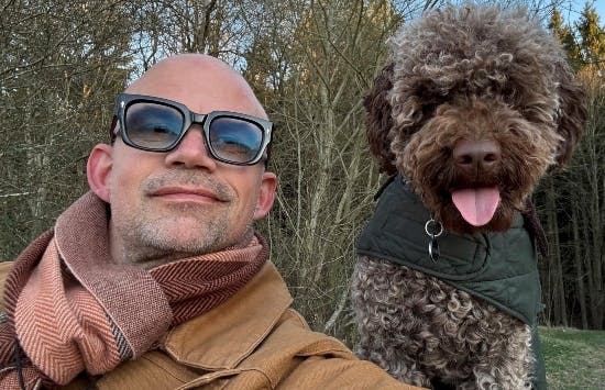 Jesper Vollmer med sin hund Carla.