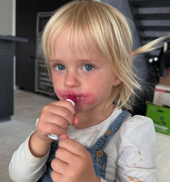 Aura tager selv makeup på.