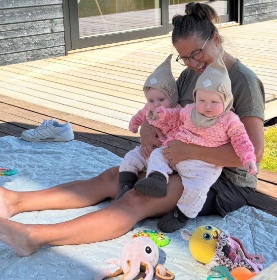 Frederik Hauns mor, Britta, med sine to børnebørn Emma (tv) og Nora.