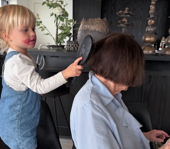 Aura ordner hår på farmor Mona.