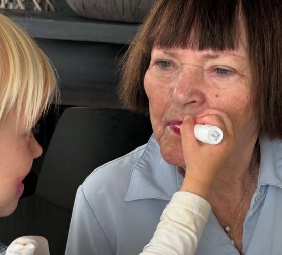 Aura giver farmor læbestift på.