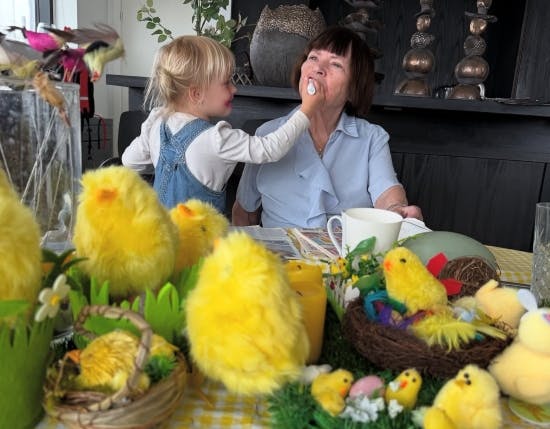 Aura gør farmor Mona fin til Påske.