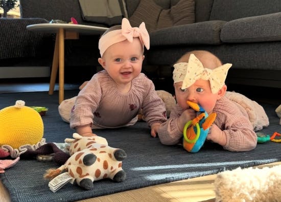 Emma (tv) og Nora med deres nye hårbånd.