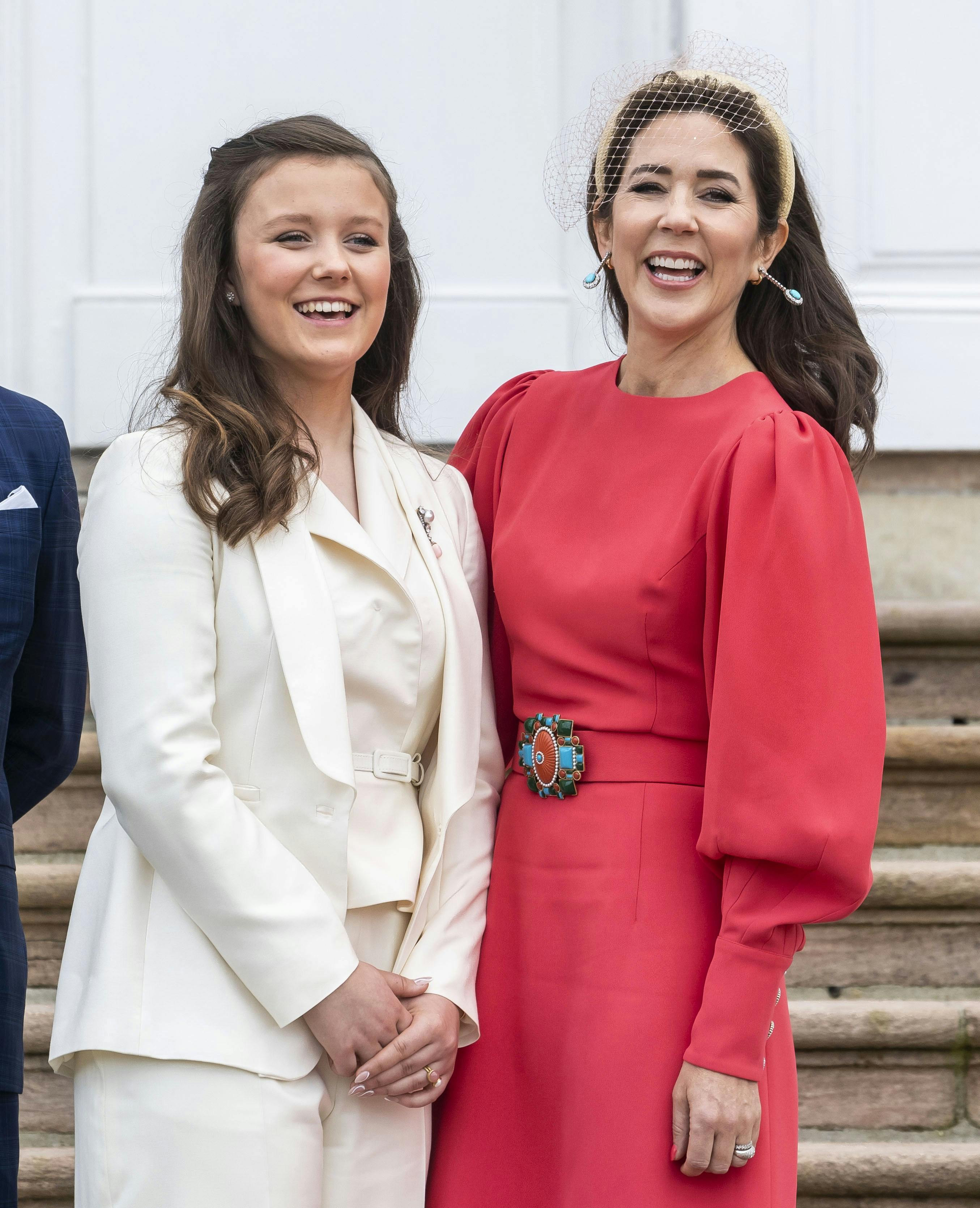 OPGAVE: Prinsesse Isabellas konfirmationPrinsesse Isabella omgivet af kronprins Frederik, kronprinsesse Mary, prins Christian, prinsesse Josephine, prins Vincent og dronning Margrethe på havetrappen.STED: Fredensborg slotJOURNALIST: Tanja Larsen, Ulrik Ulriksen, Marianne SingerFOTOGRAF: Hanne JuulDATO: 20220430