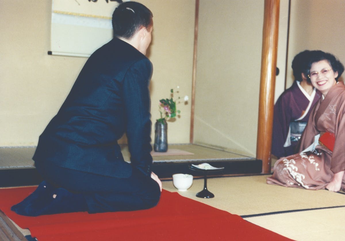 Kronprins Frederik med huller i strømperne under teceremoni i Japan, 1997.