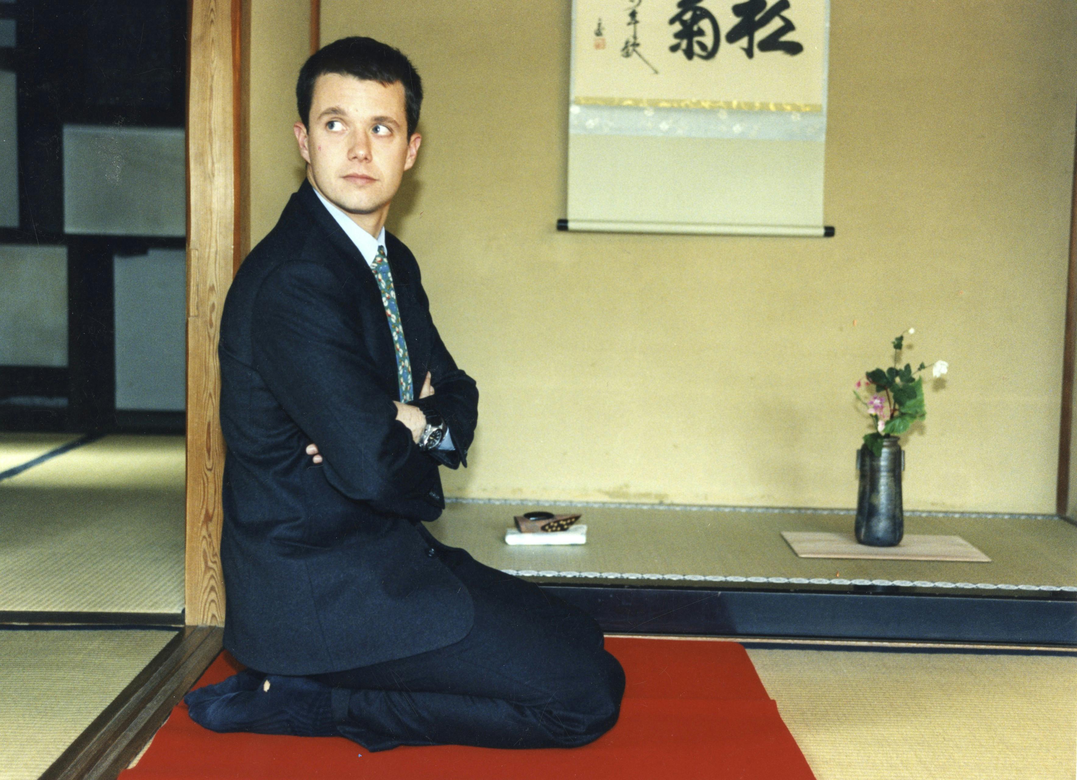 Kronprins Frederik med huller i strømperne under teceremoni i Japan, 1997.