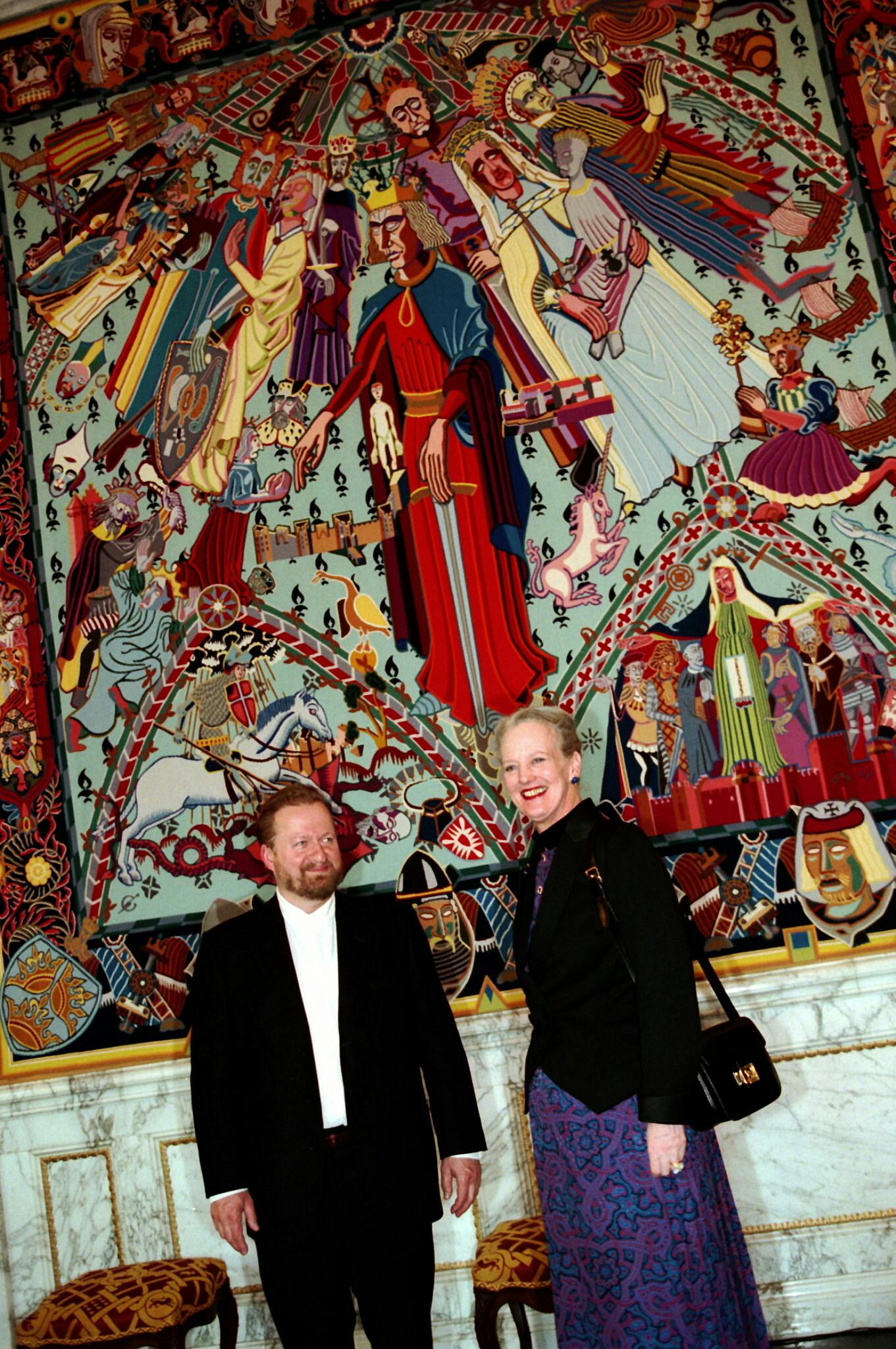 Kunstneren Bjorn Nørgaard foran en af d. 17. nye gobeliner, han har designet for Dronning Margrethe, som udtrykte sin begejstring, og derefter gav gobelinerne videre til nationen.