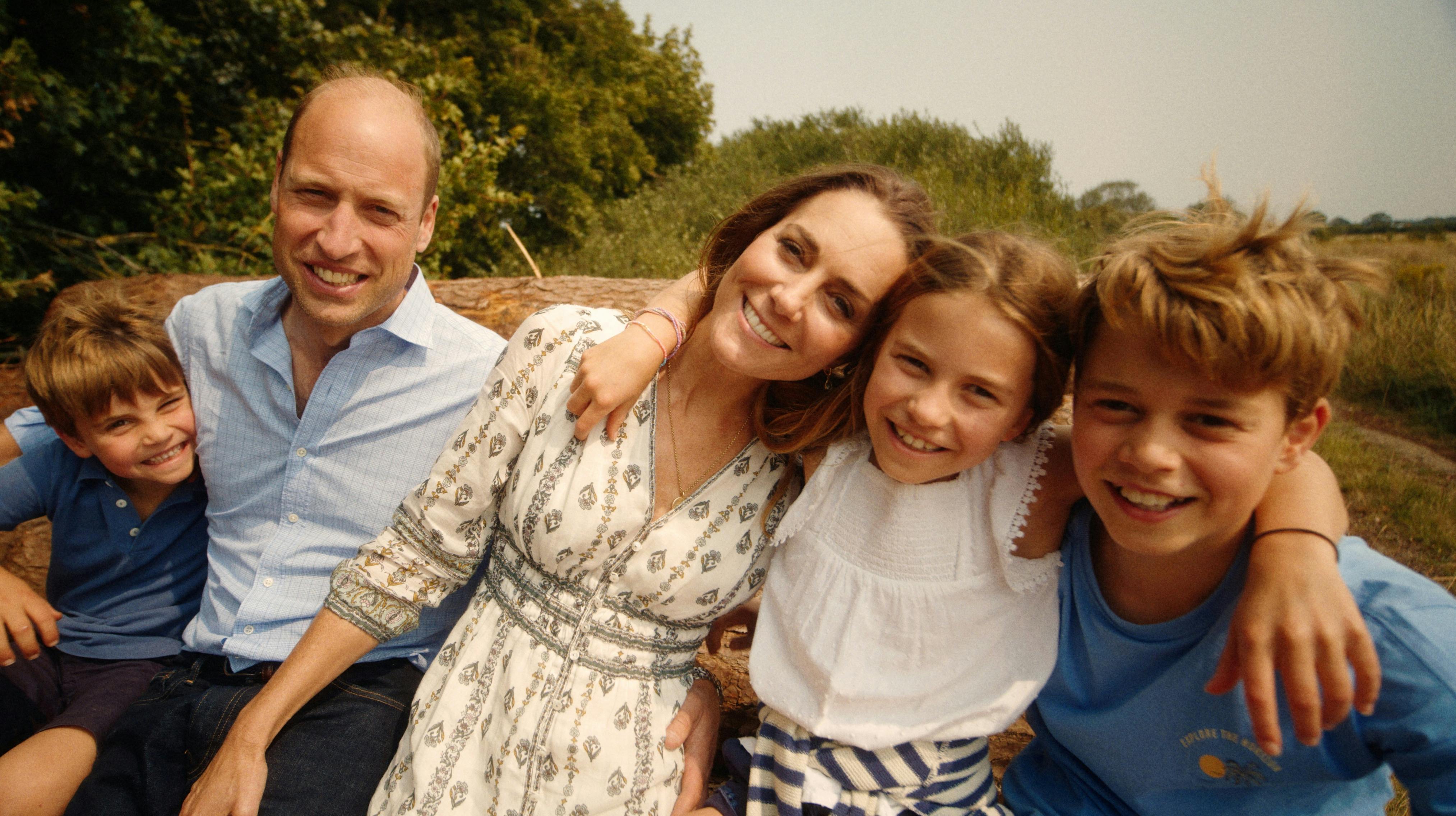 Prins Louis, prins William, prinsesse Kate, prinsesse Charlotte og prins George.