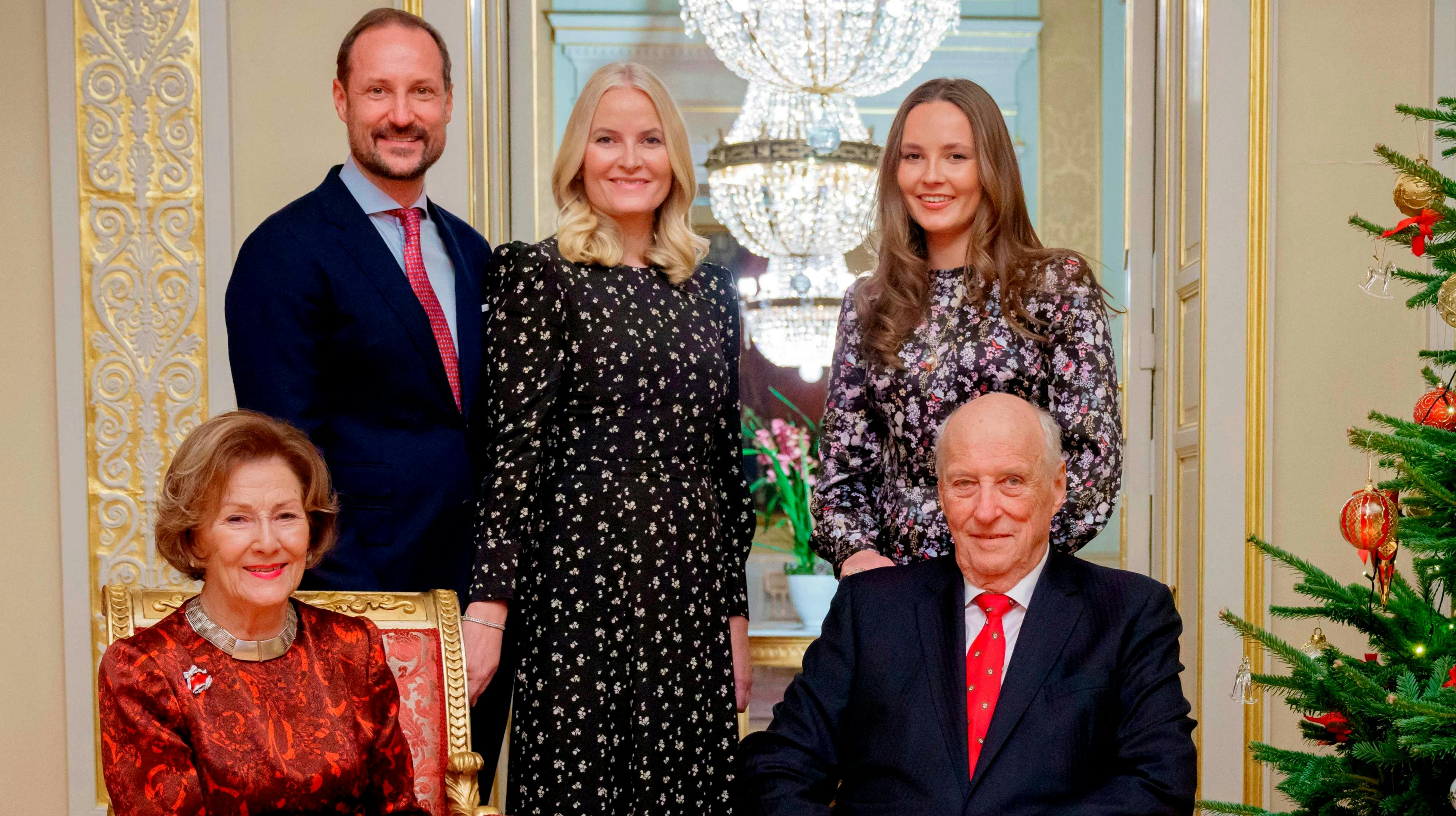 Dronning Sonja, kronprins Haakon, kronprinsesse Mette-Marit, prinsesse Ingrid Alexandra og kong Harald.