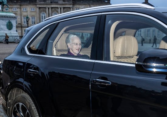 Dronning Margrethe ankommer til prinsesse Isabellas private fødselsdagsfest.