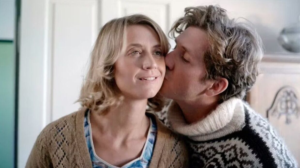 Sara Hjort Ditlevsen og Sebastian Jessen i "Giften i sandet".