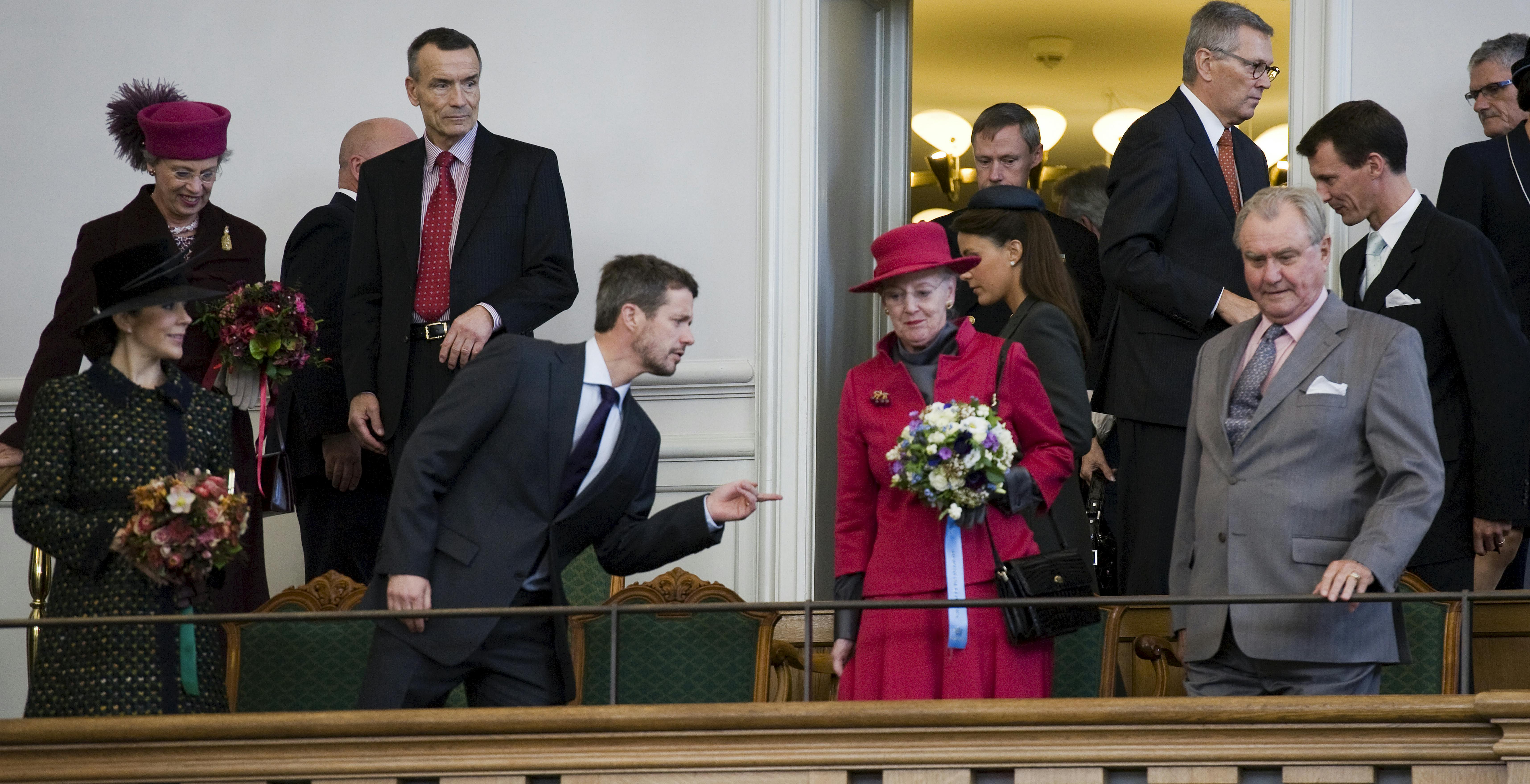 Folketingets åbning på Christiansborg - Den kongelig familie ankommer til deres pladser i folketingssalen - Forrest fra venstre kronprinsesse Mary, kronprins Frederik, dronning Margrethe og prins Henrik. Bag kronprinsessen står prinsesse Benedikte - Dato: 05.10.2010 - Foto: Martin Høien / Billed-bladet
