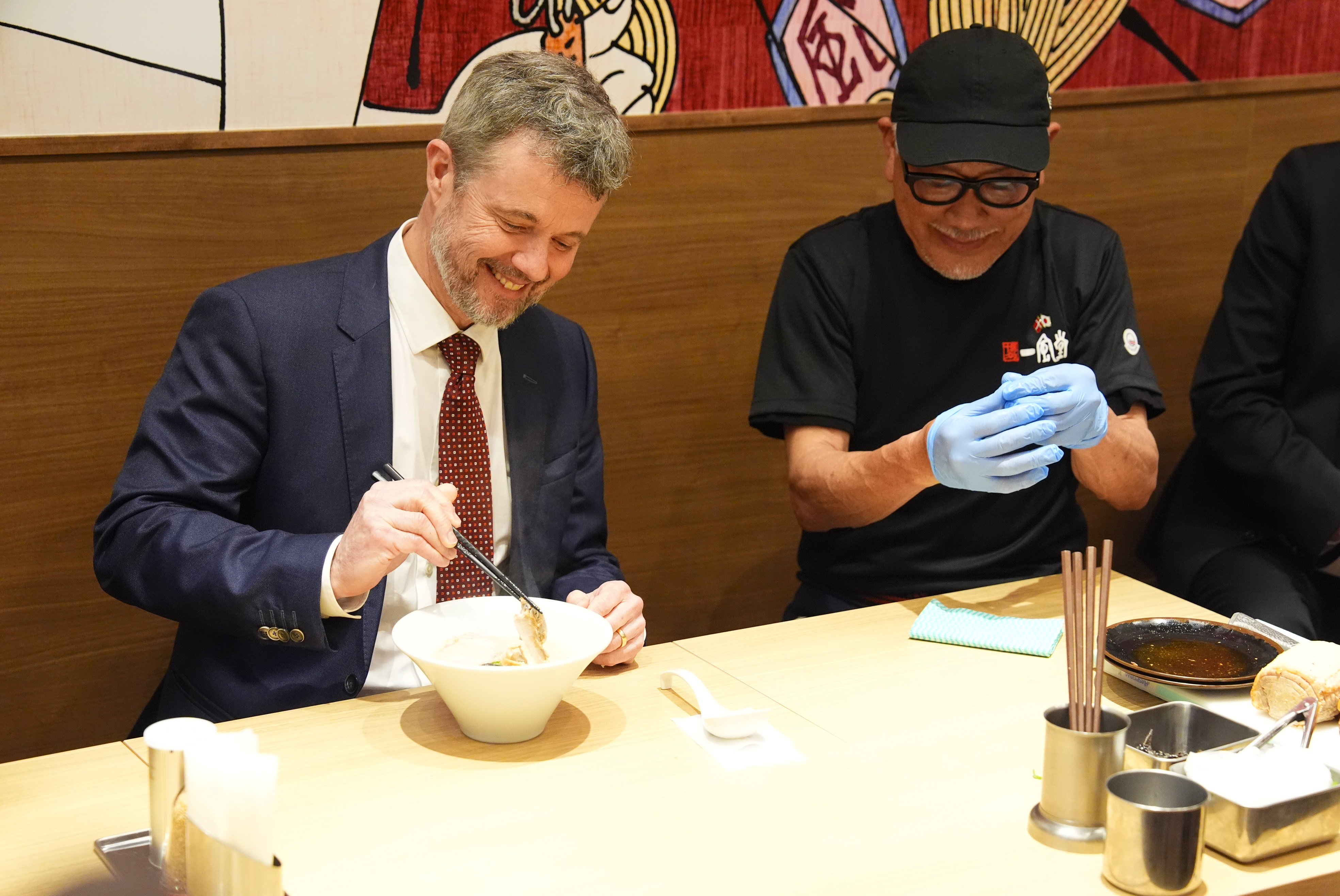 Kong Frederik med spisepinde til tiltrædelsesbesøg i Japan