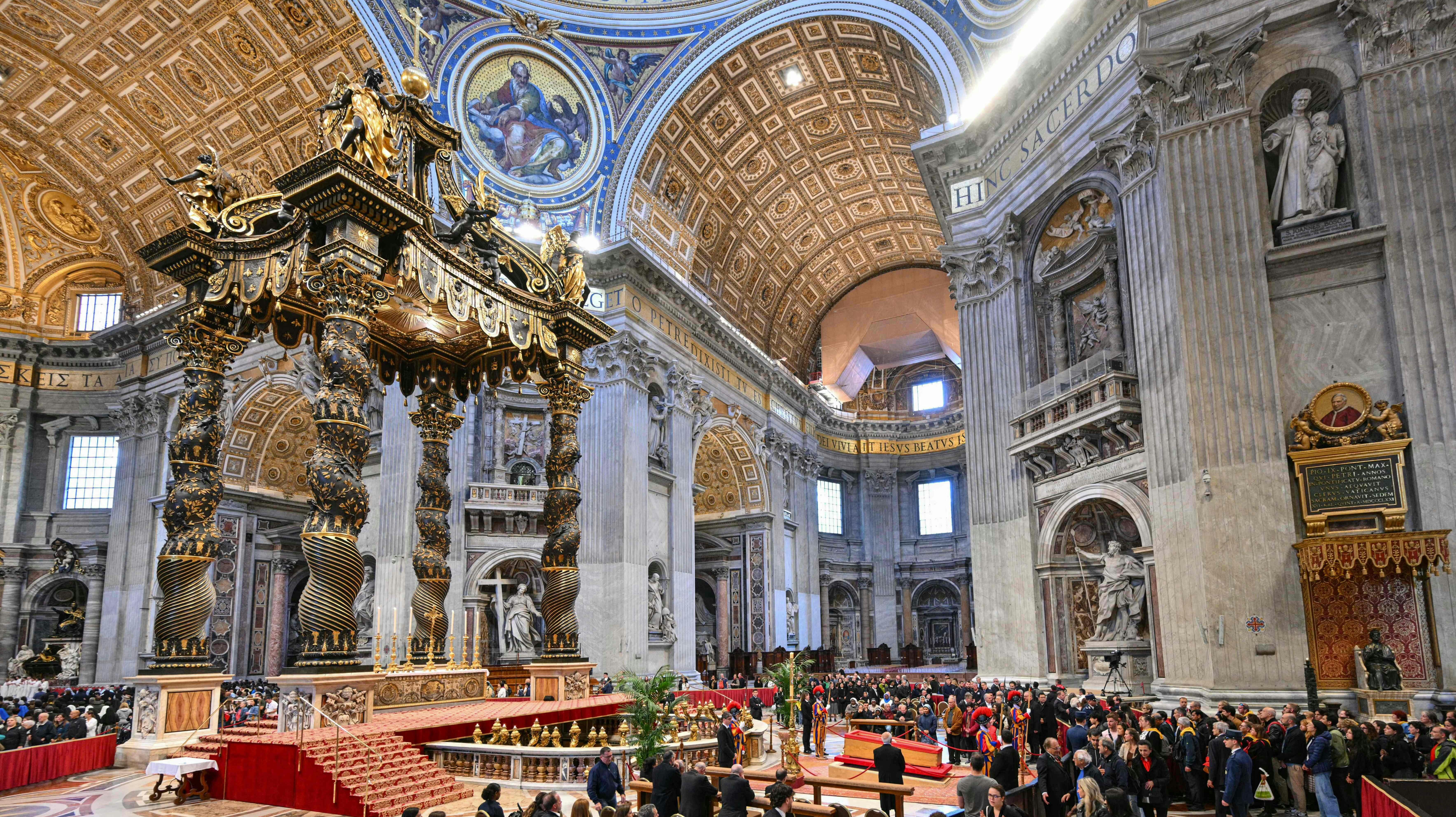 Peterskirken, hvor pave Frans ligger på lit de parade.