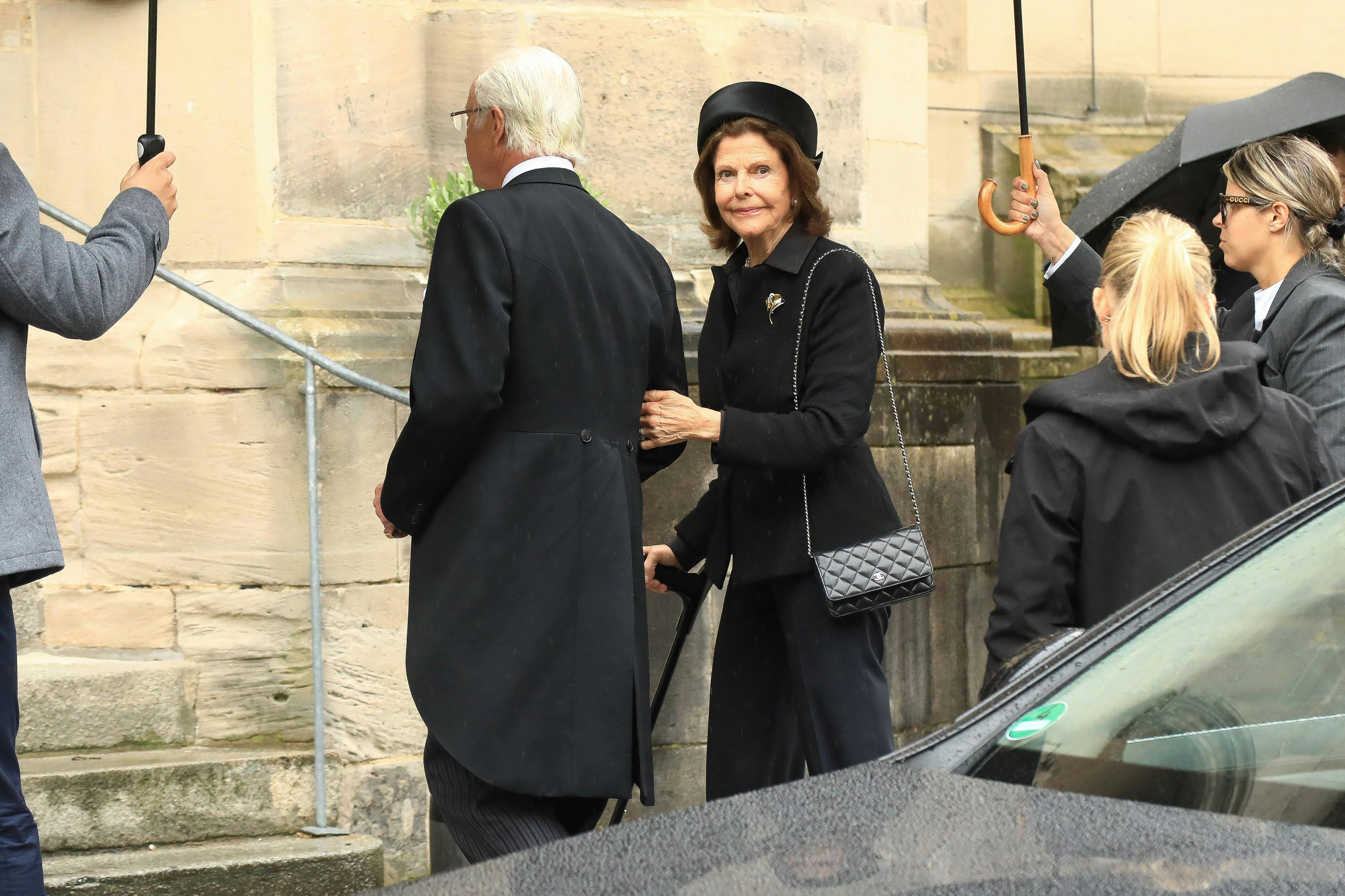 Kong Carl Gustaf og dronning Silvia ved ankomsten til kirken.