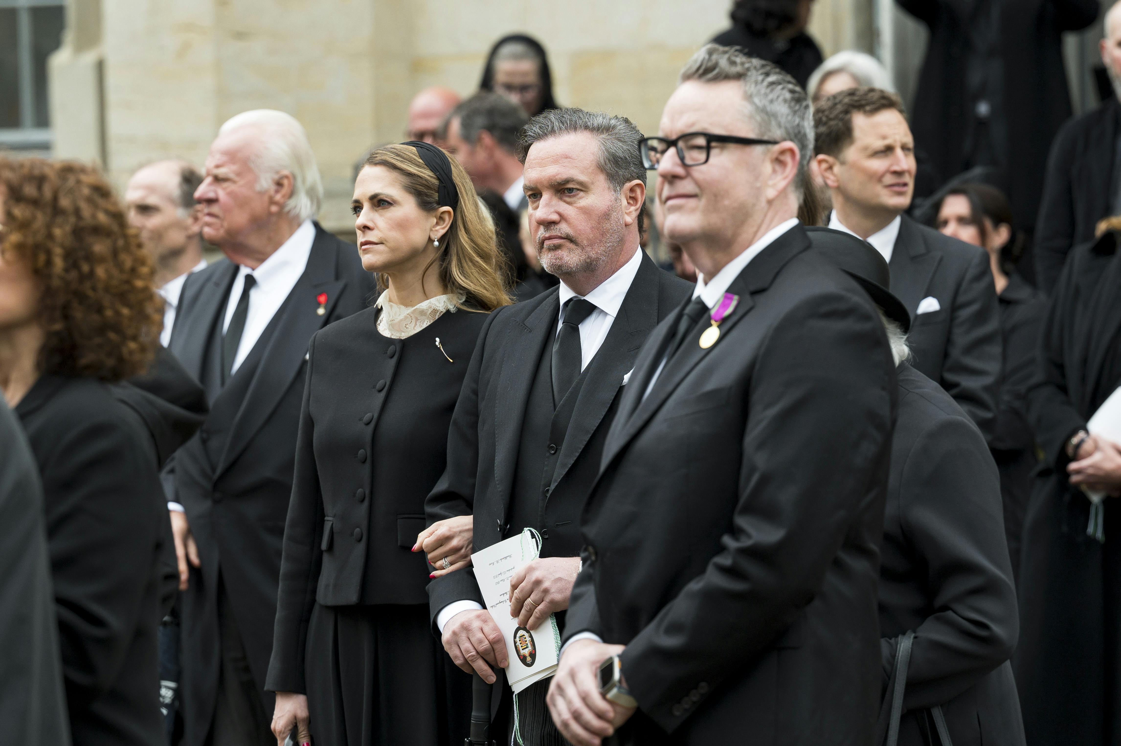 Prinsesse Madeleine holder godt fast i Chris O'Neill foran kirken.