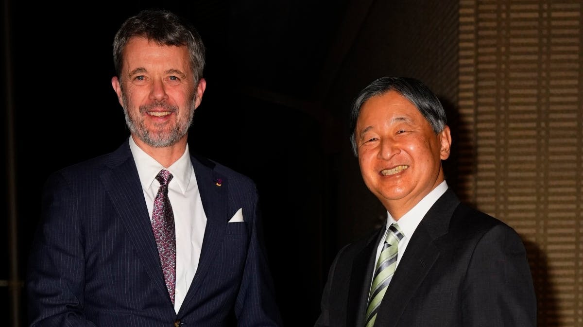 Kong Frederik bliver budt velkommen af kejser Naruhito. 