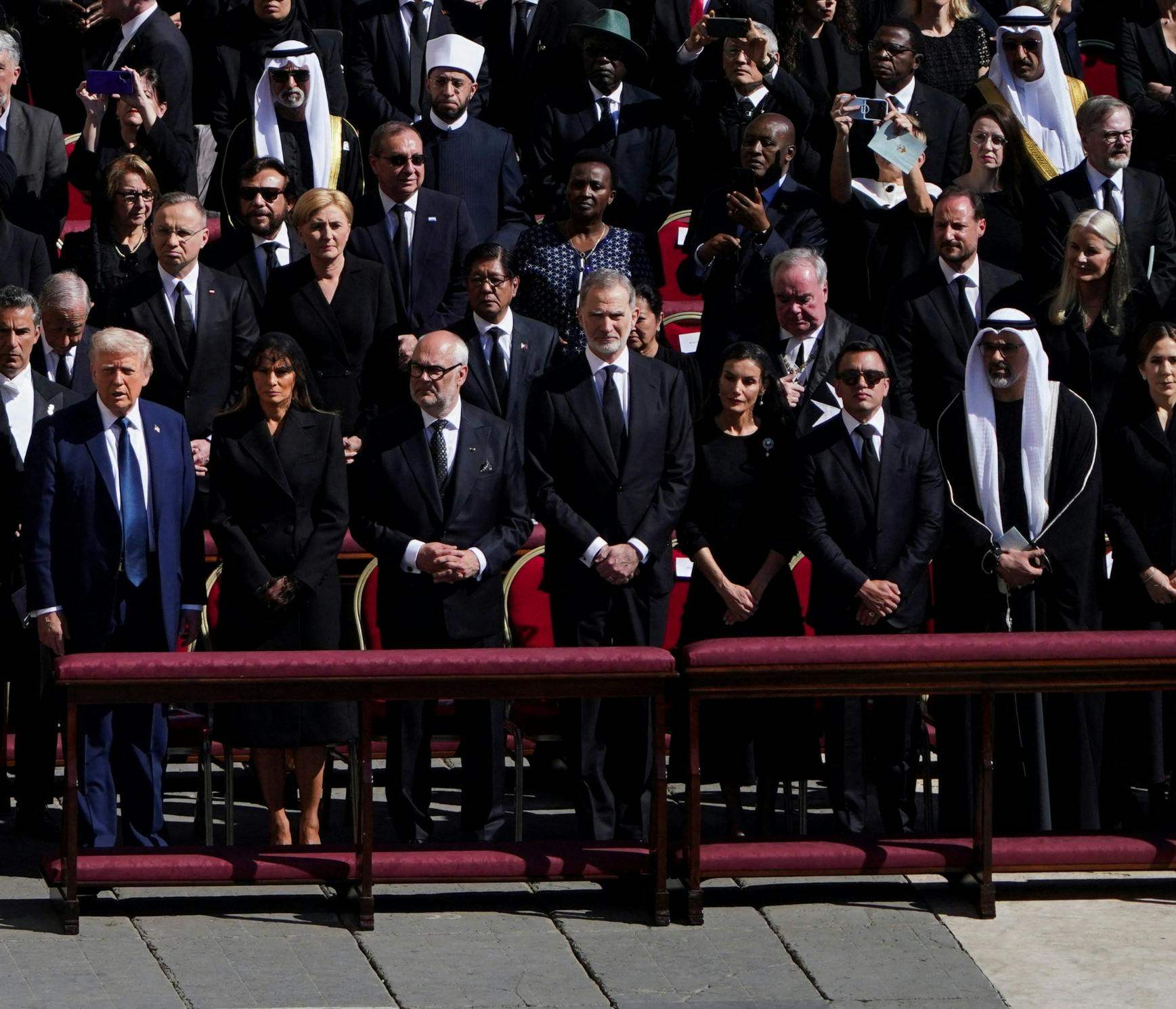 Dronning Mary er placeret på første række foran kronprins Haakon og kronprinsesse Mette-Marit.