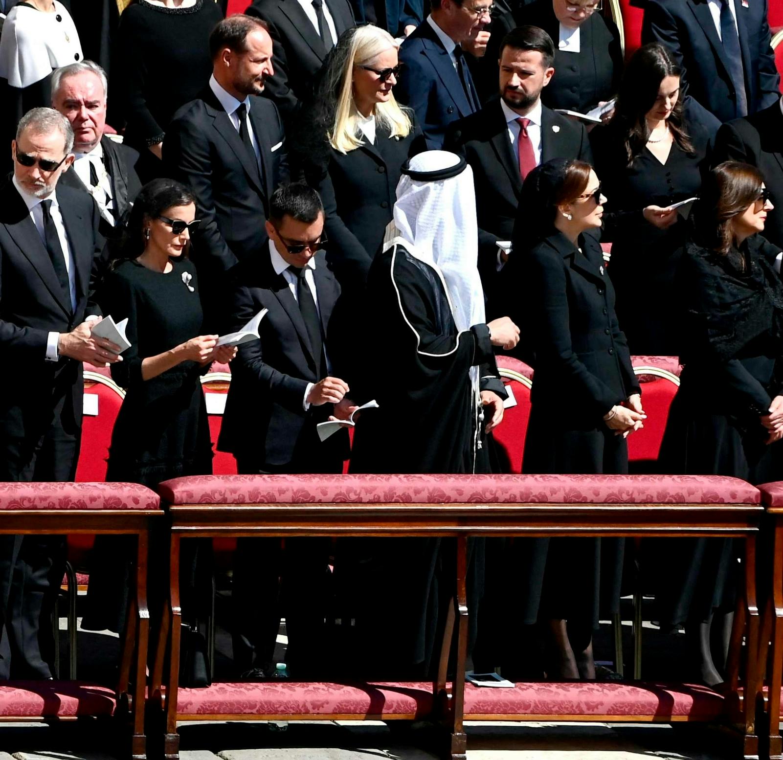 Dronning Mary på forreste række.