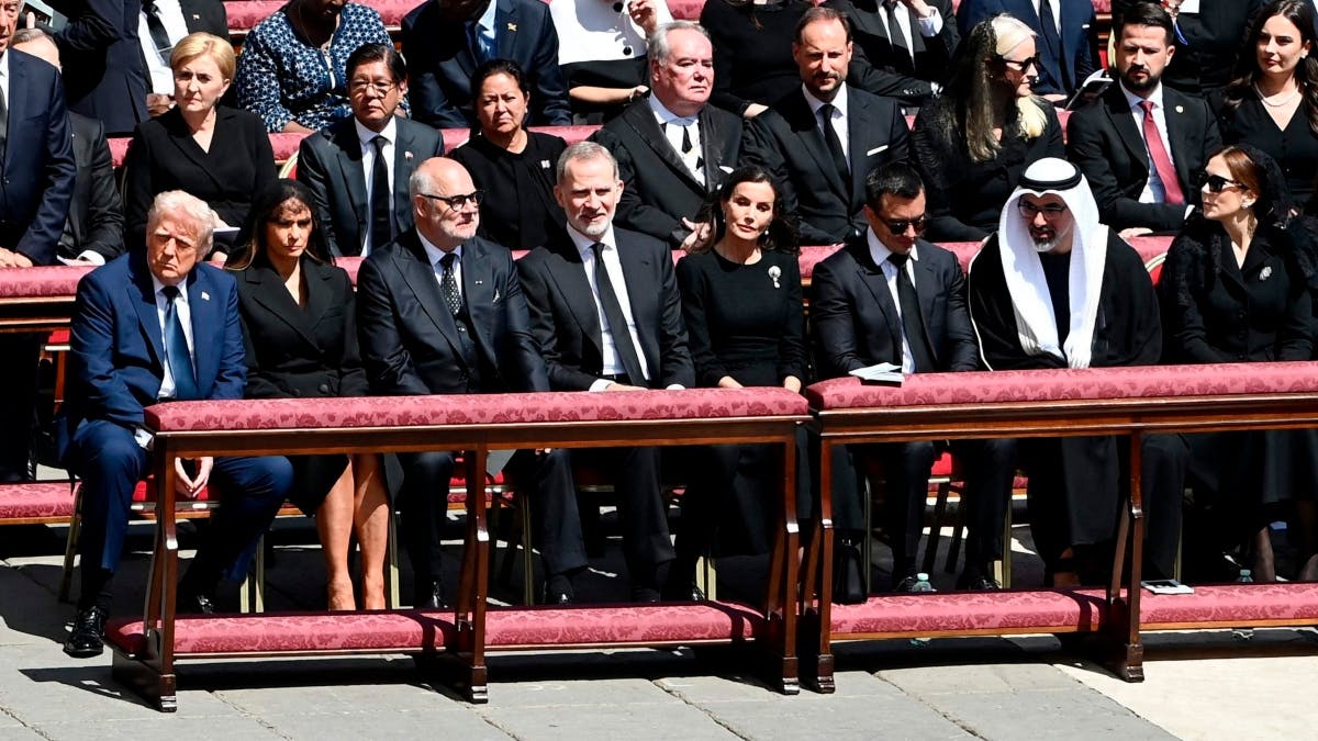 Dronning Mary længst til højre på forreste række.