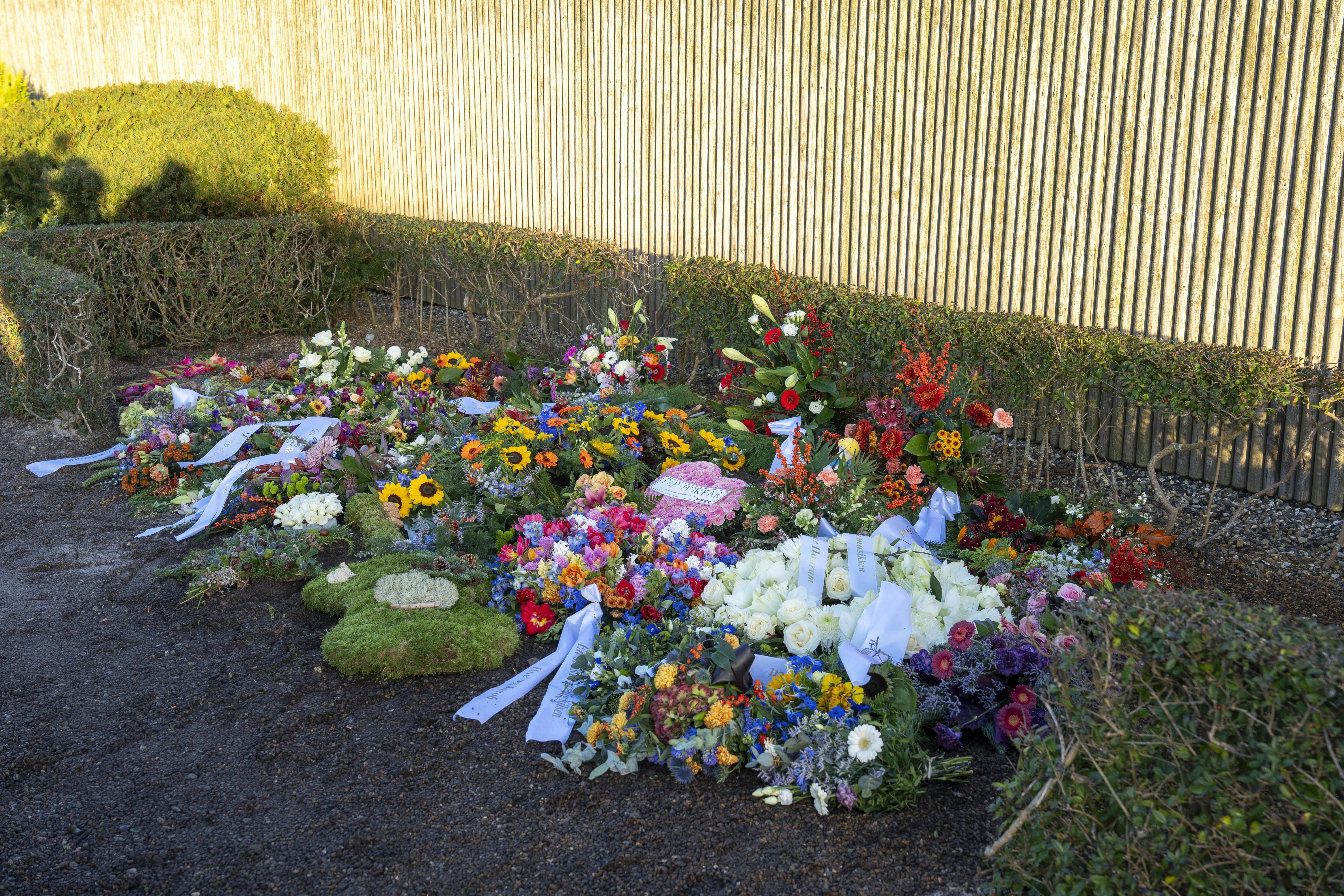 Johnny Madsens gravsted var fyldt med smukke blomster efter begravelsen. Nu har gravstedet også fået en sten.