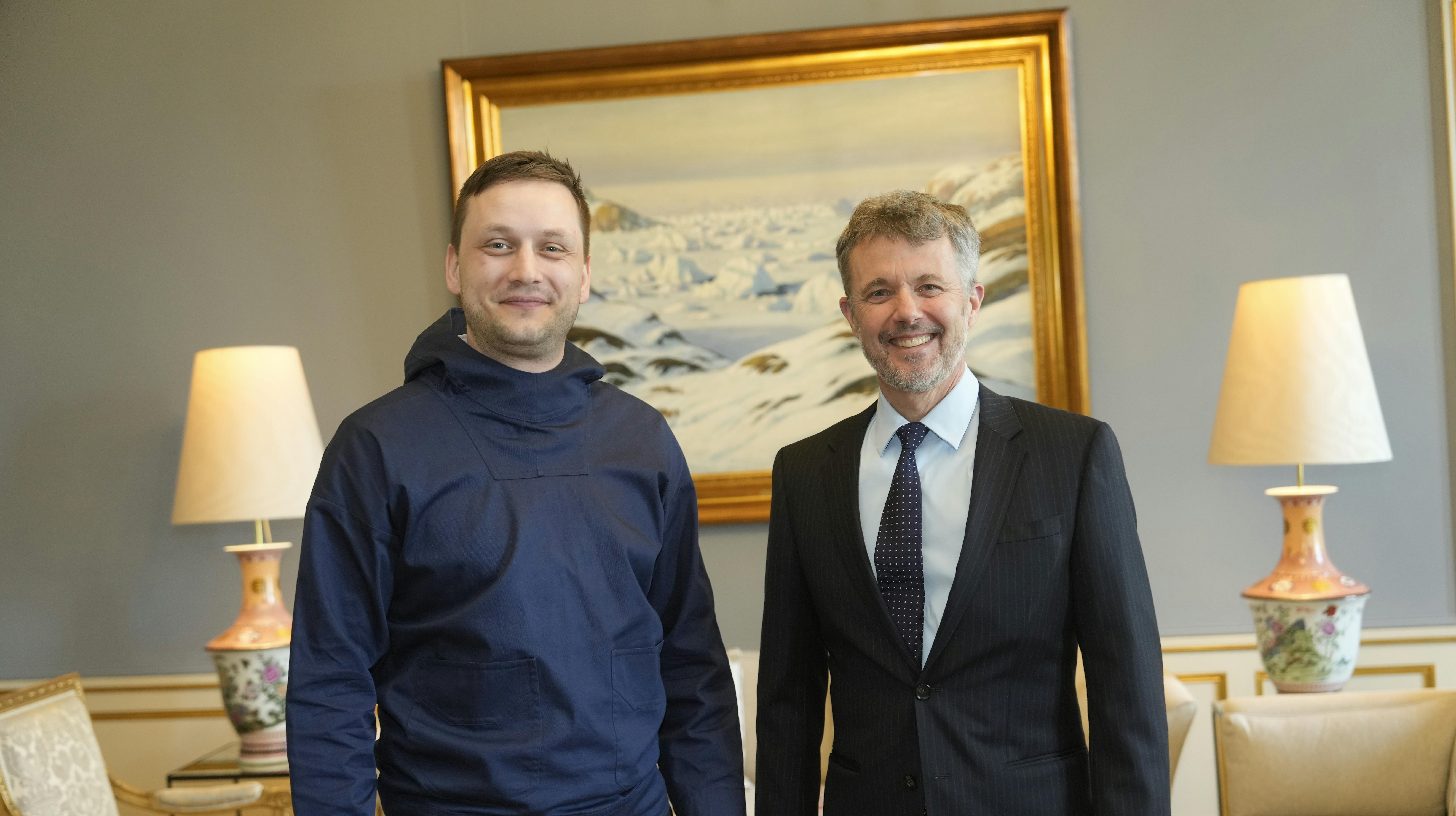 Kong Frederik hilser på Grønlands regeringsleder Jens-Frederik Nielsen på Amalienborg.