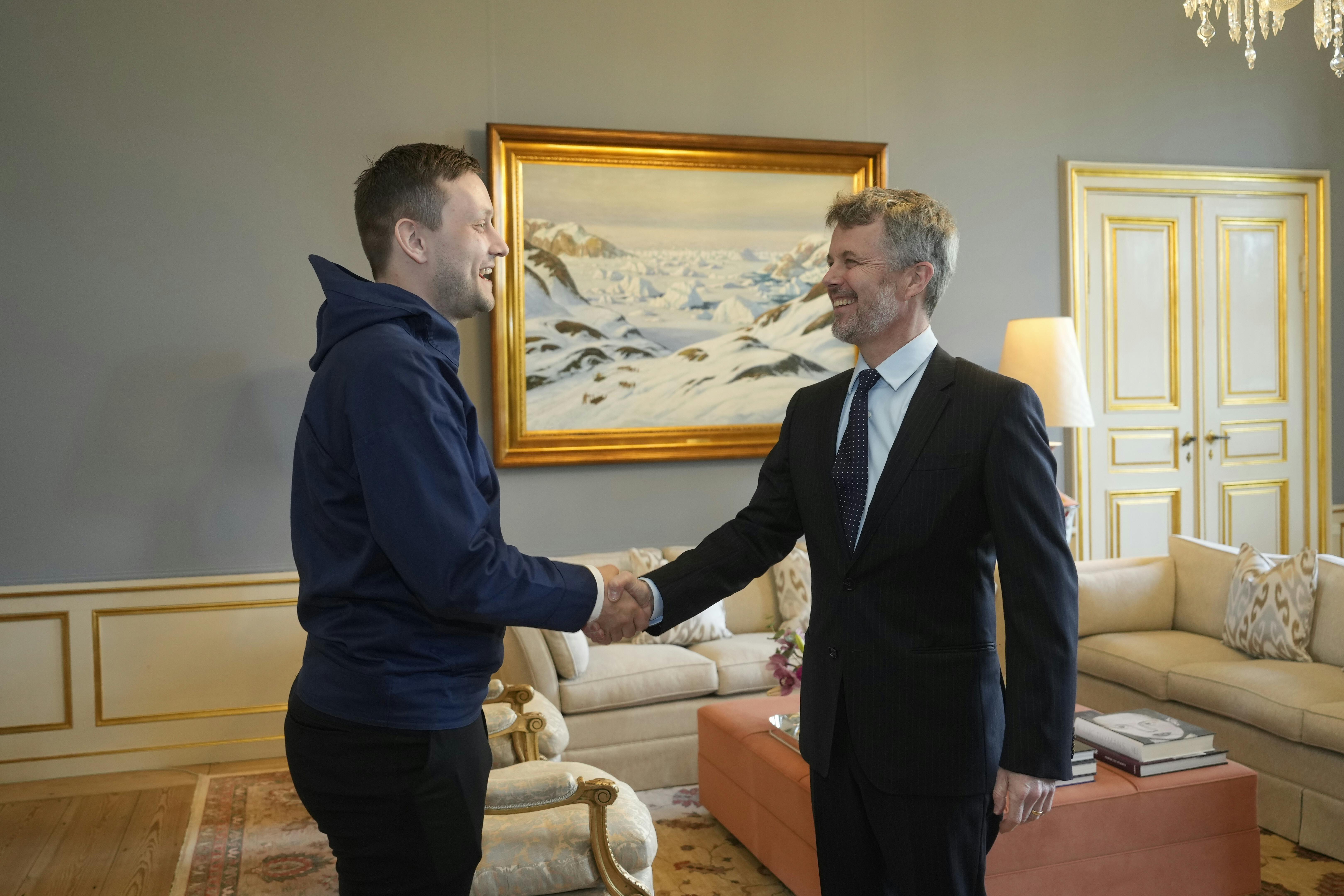 Kong Frederik hilser på Grønlands regeringsleder Jens-Frederik Nielsen på Amalienborg mandag den 28. april 2025