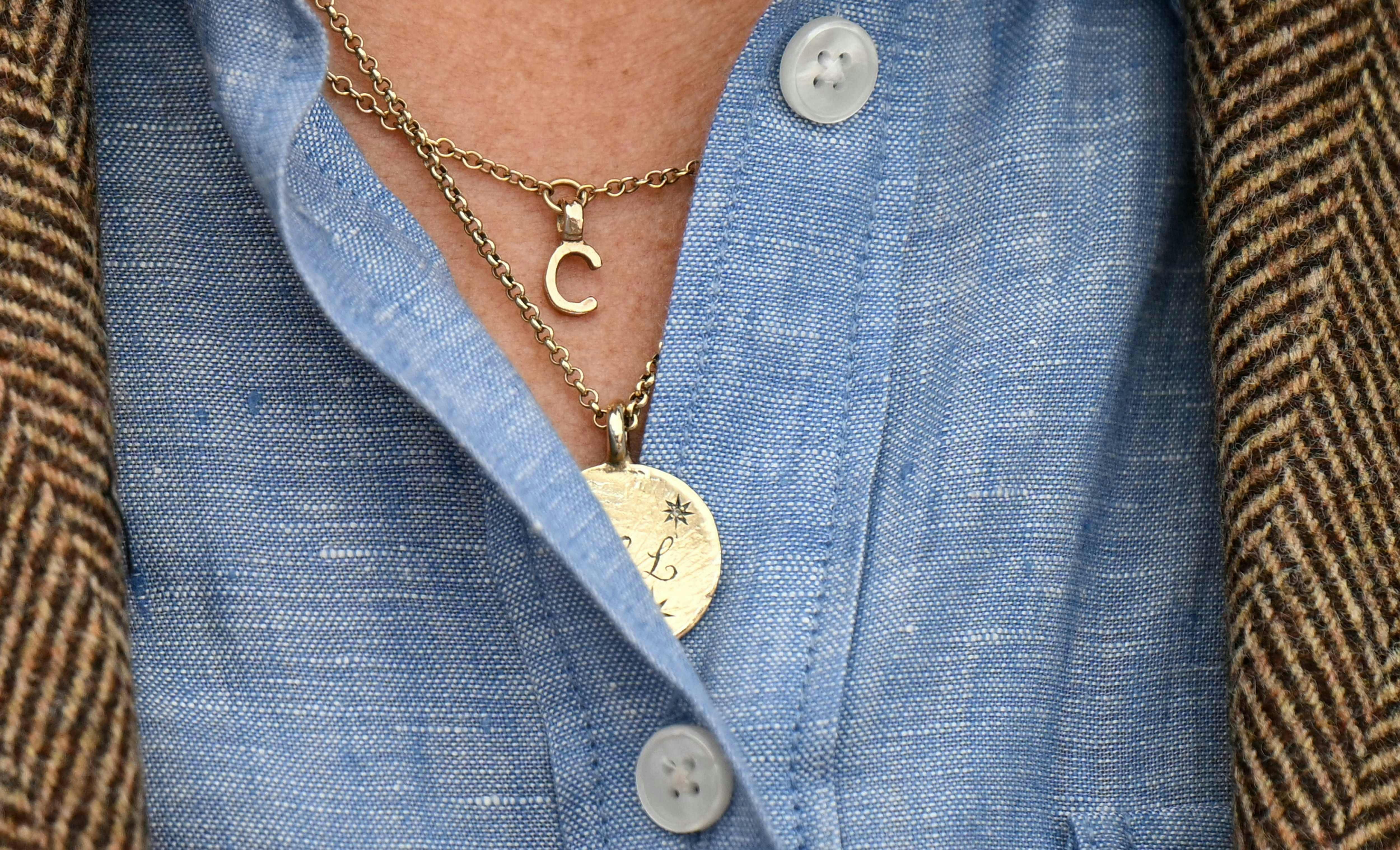 C for Charlotte ses i den ene halskæde, mens man på den anden kan spotte L for Louis.