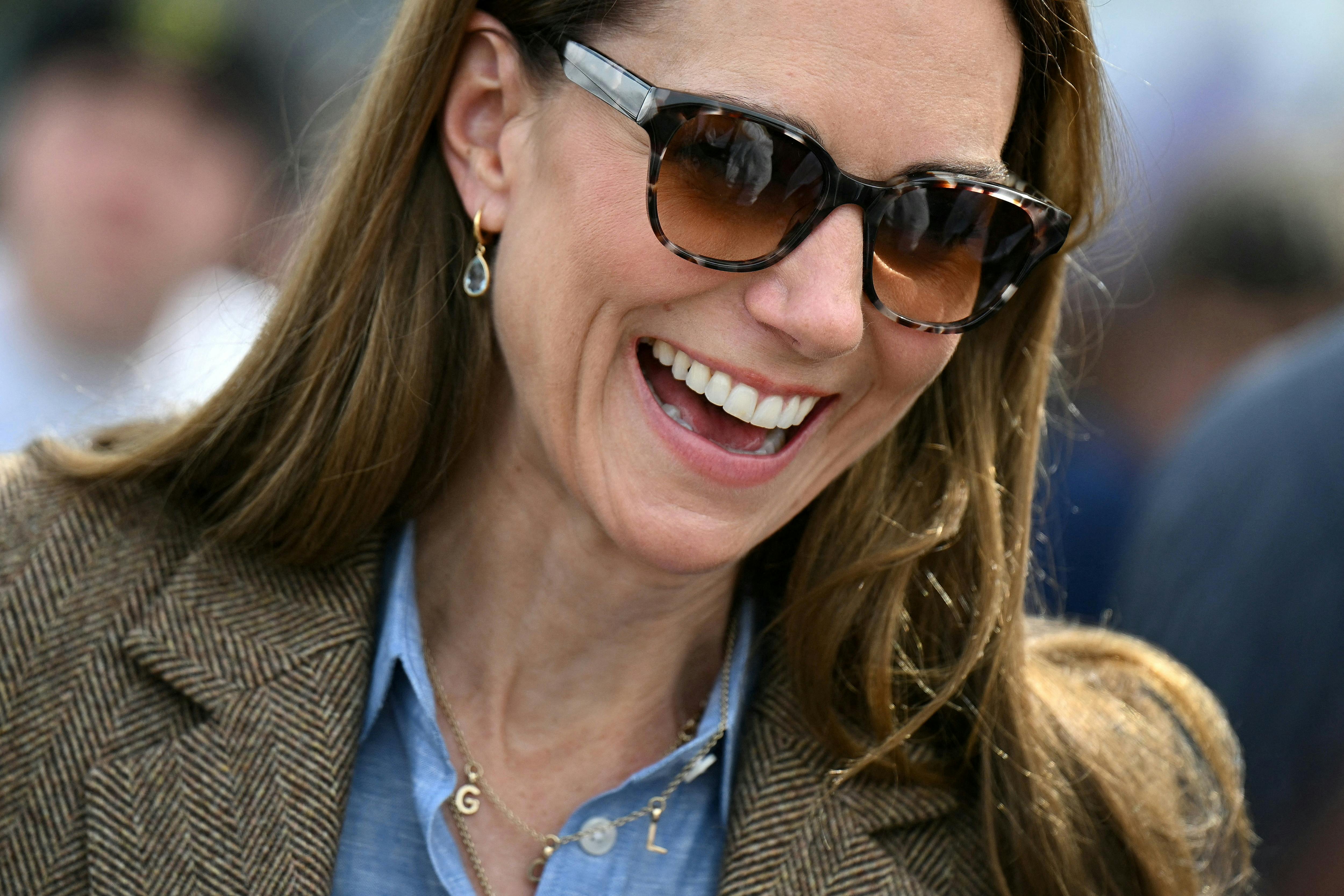 G for George og L for Louis ses tydeligt på den ene halskæde.