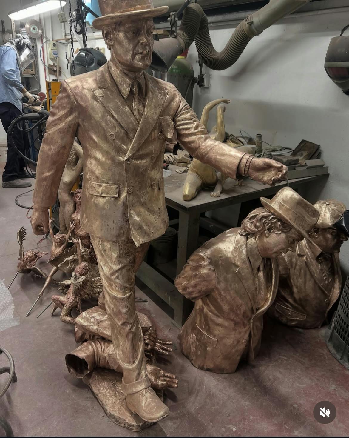 Olsen Banden Statuen er støbt i bronze i Firenze. Her er den ved at blive samlet.Statuen til minde om Olsen Banden afsløres på Valby Tingsted den 1. juni 2025