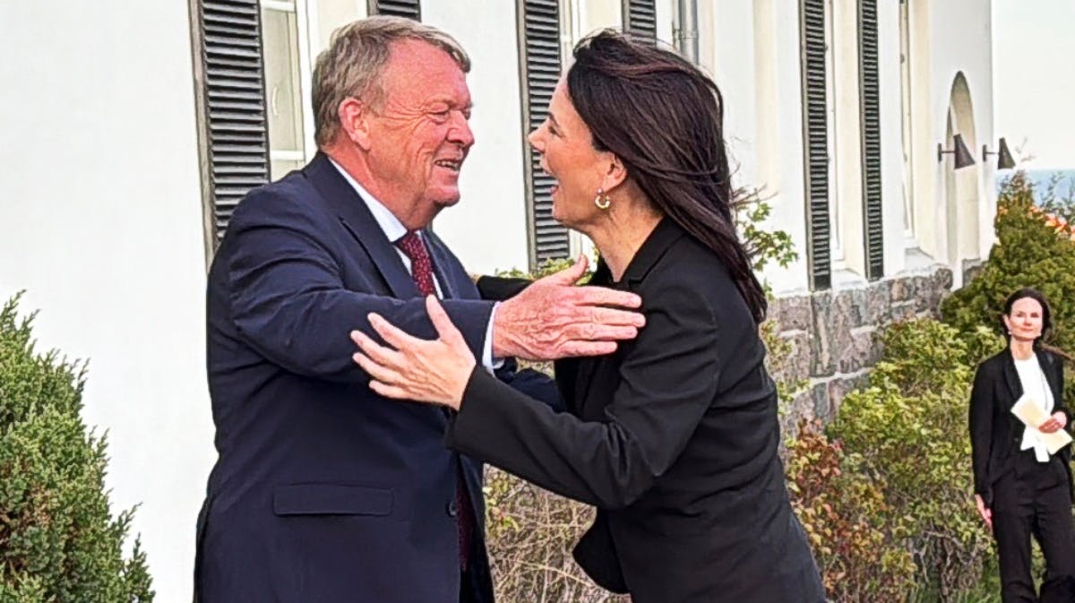 Udenrigsminister Lars Løkke Rasmussen byder sin tyske kollega Annalena Baerbock varmt velkommen i Rønne mandag. 