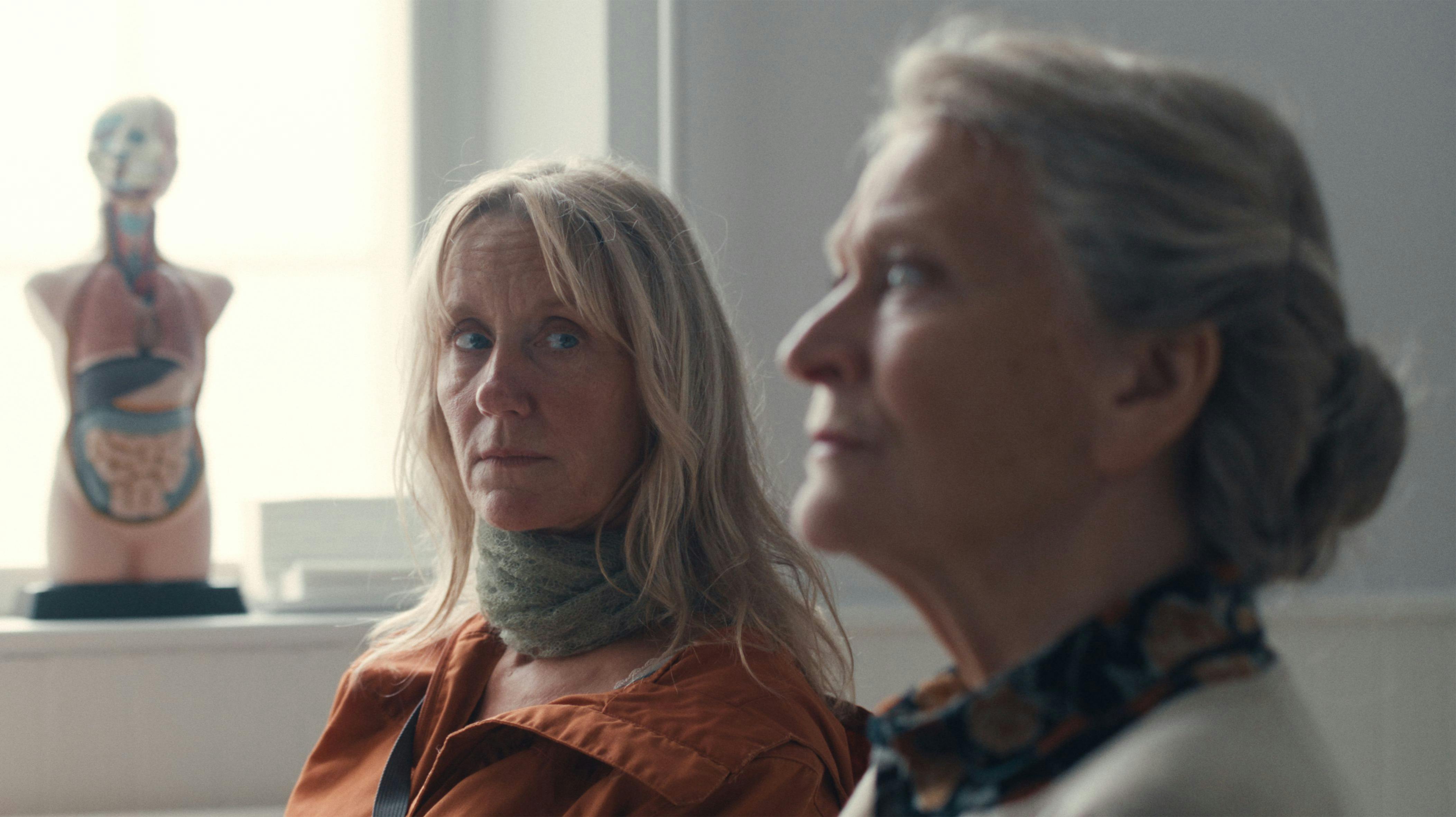 Anette Støvelbæk og Ulla Henningsen som Tina og Martha i "Generationer". 